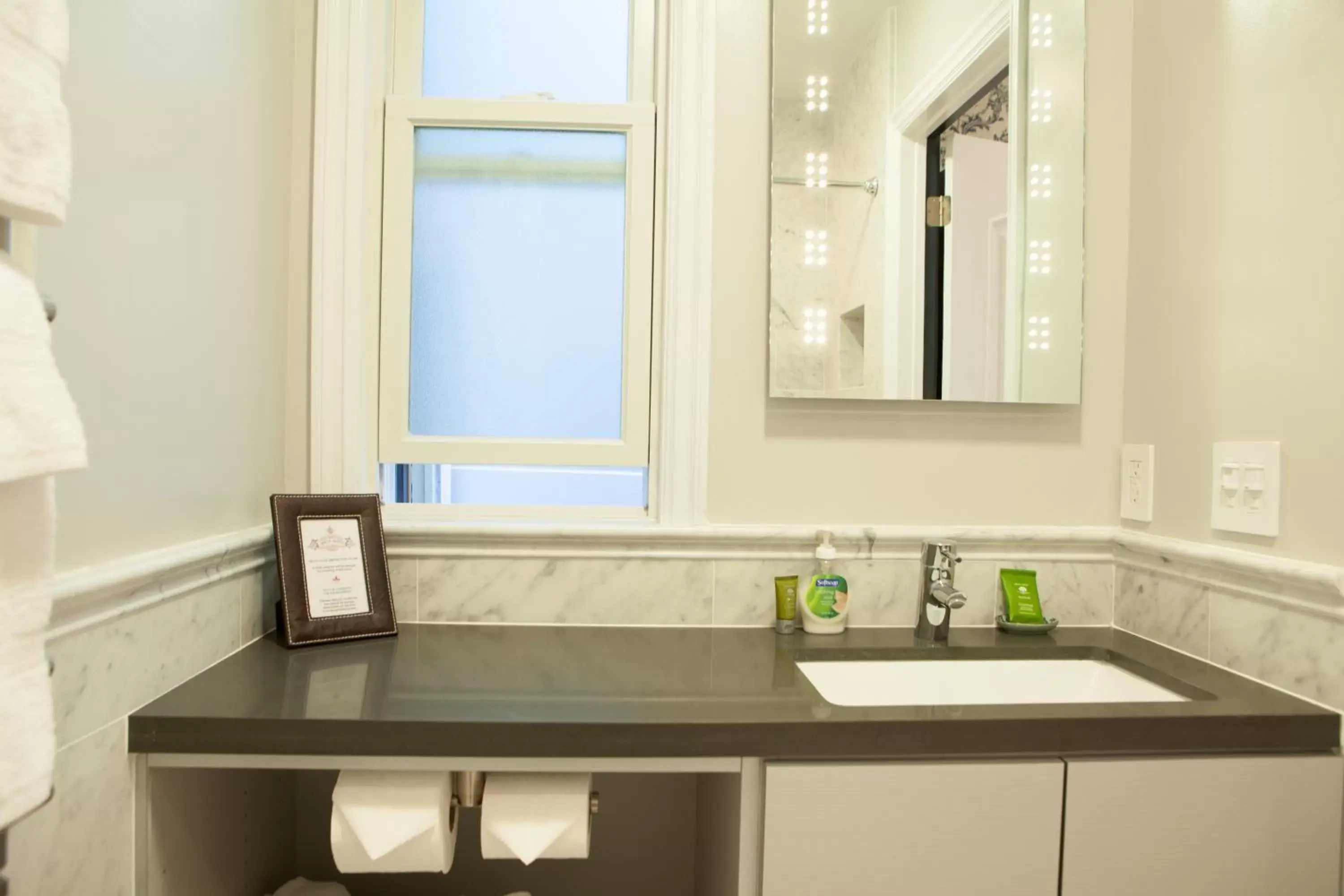 Bathroom in Monte Cristo Bed and Breakfast