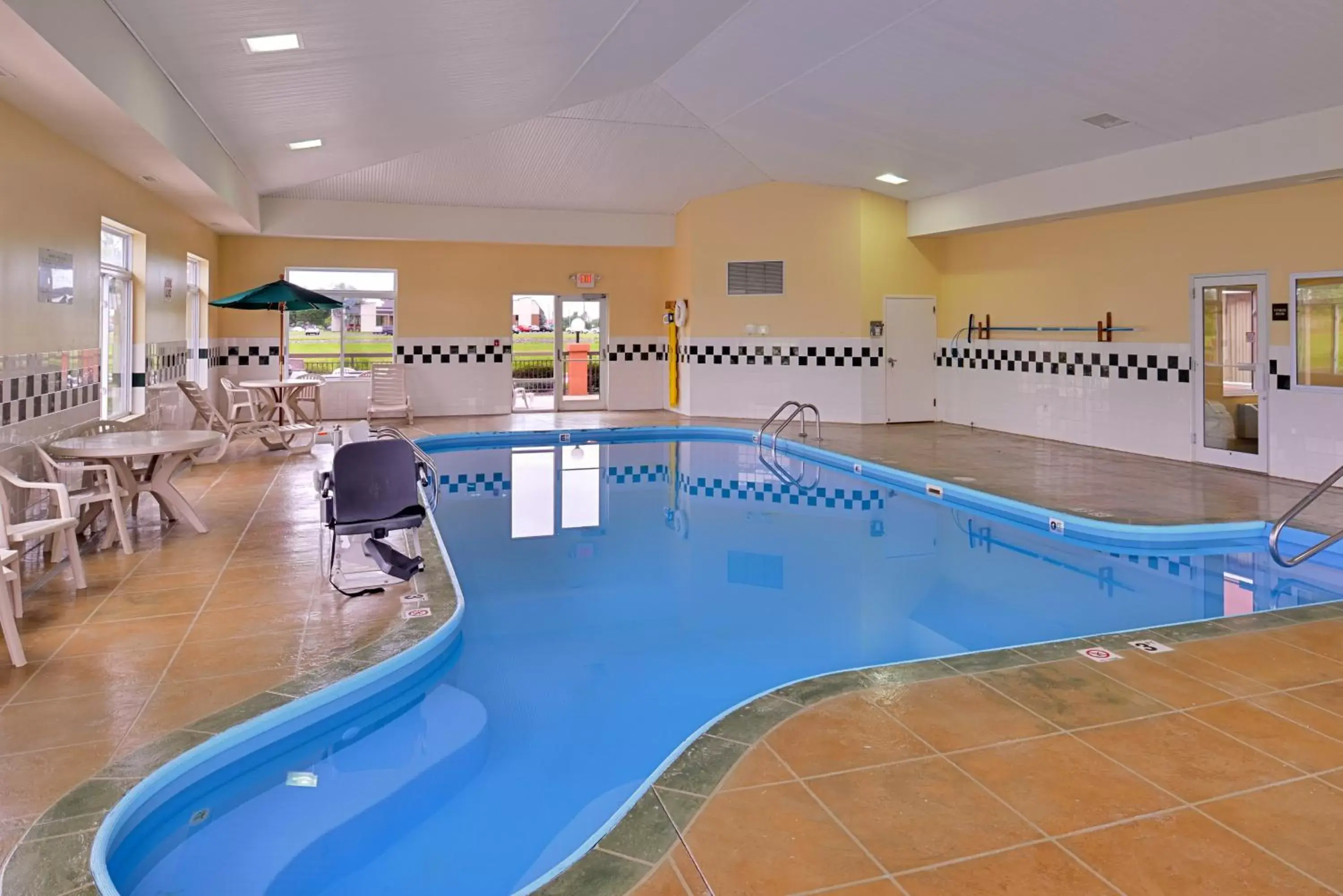 Swimming pool in Red Roof Inn Clyde Swimming pool in Red Roof Inn Clyde