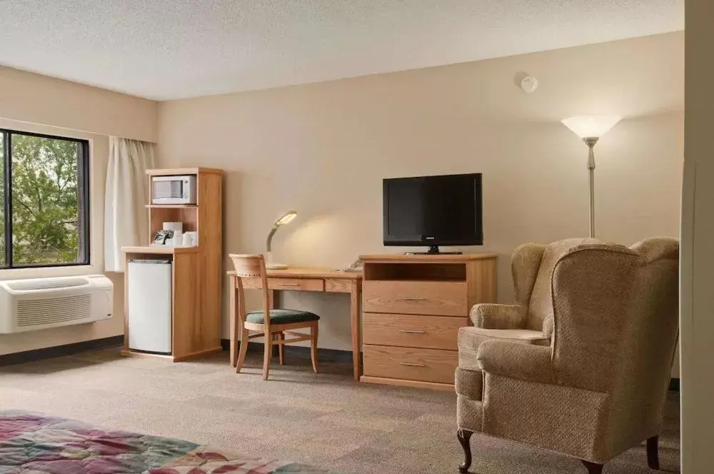 Breakfast, TV/Entertainment Center in Travelodge by Wyndham Prince George