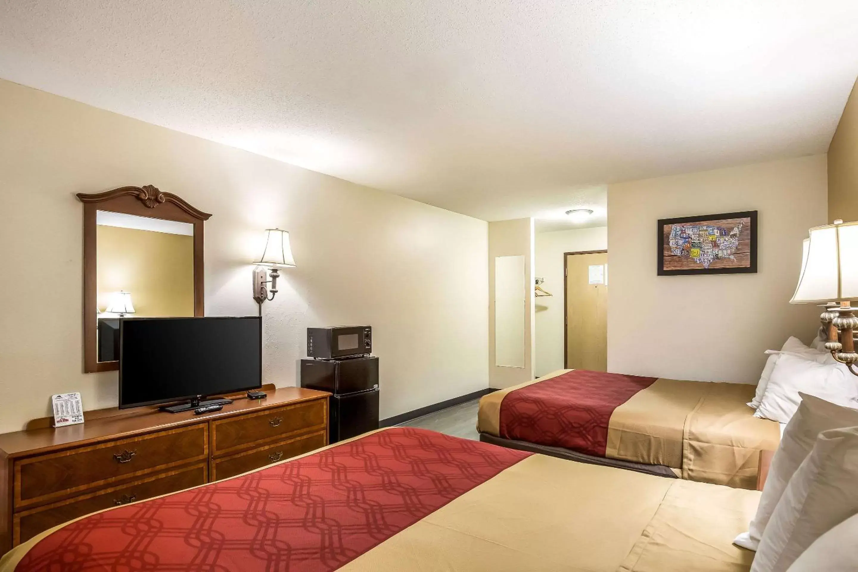 Photo of the whole room, Bed in Econo Lodge Inn & Suites Fairview Heights near I-64 St Louis