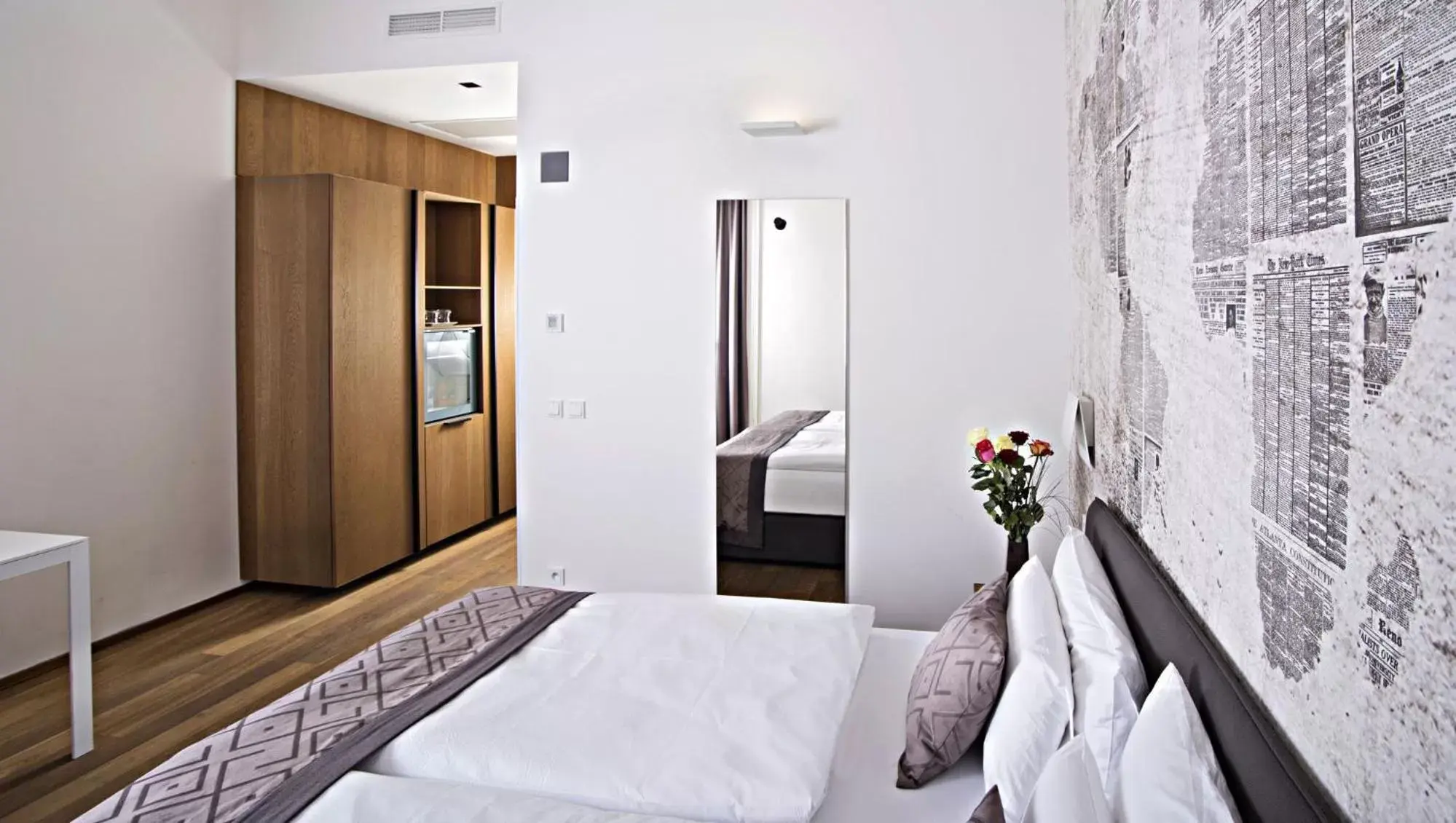 Bedroom, Bed in Hotel Golden Crown