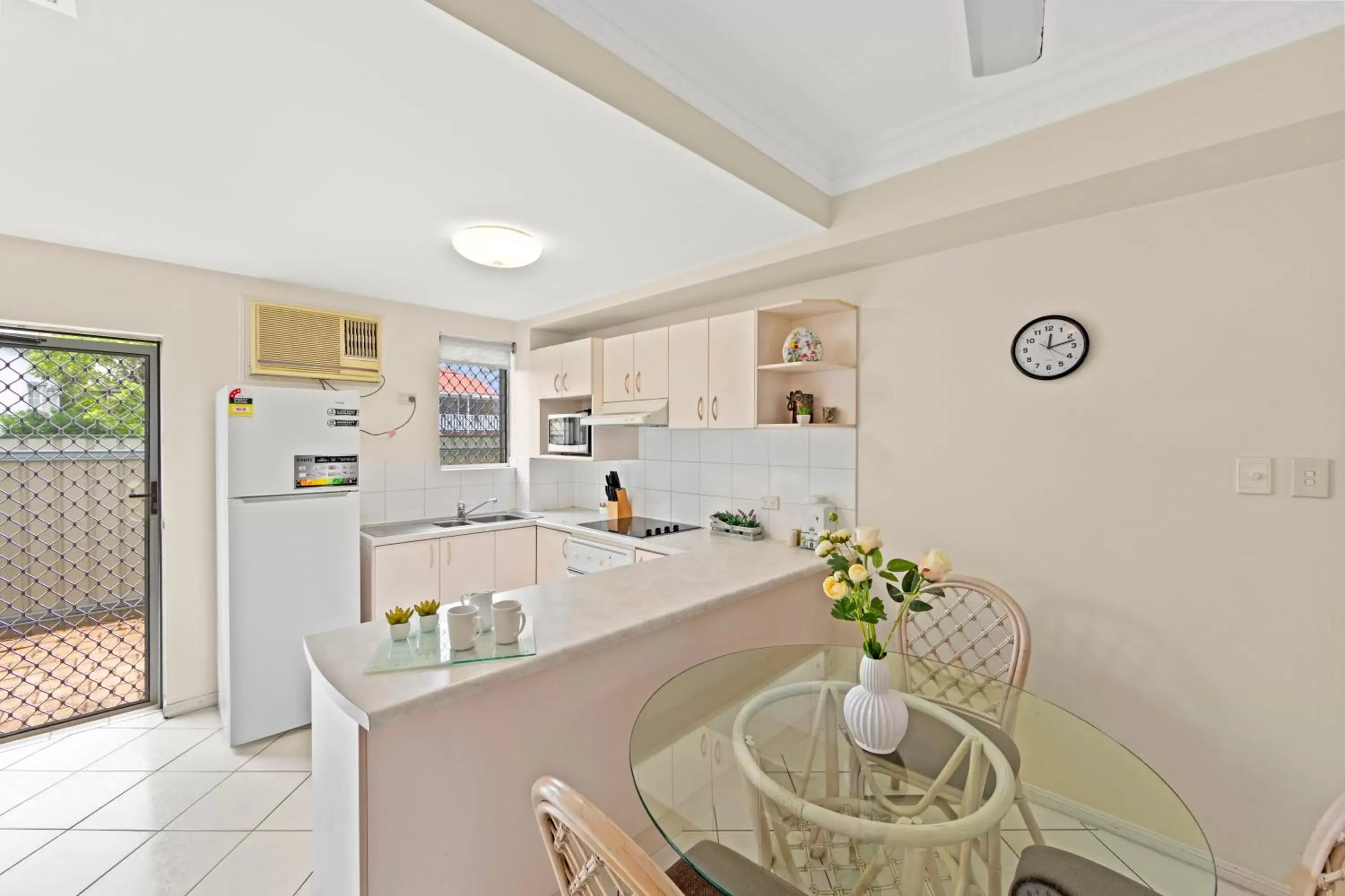 Kitchen or kitchenette, Kitchen/Kitchenette in Koala Court Holiday Apartments