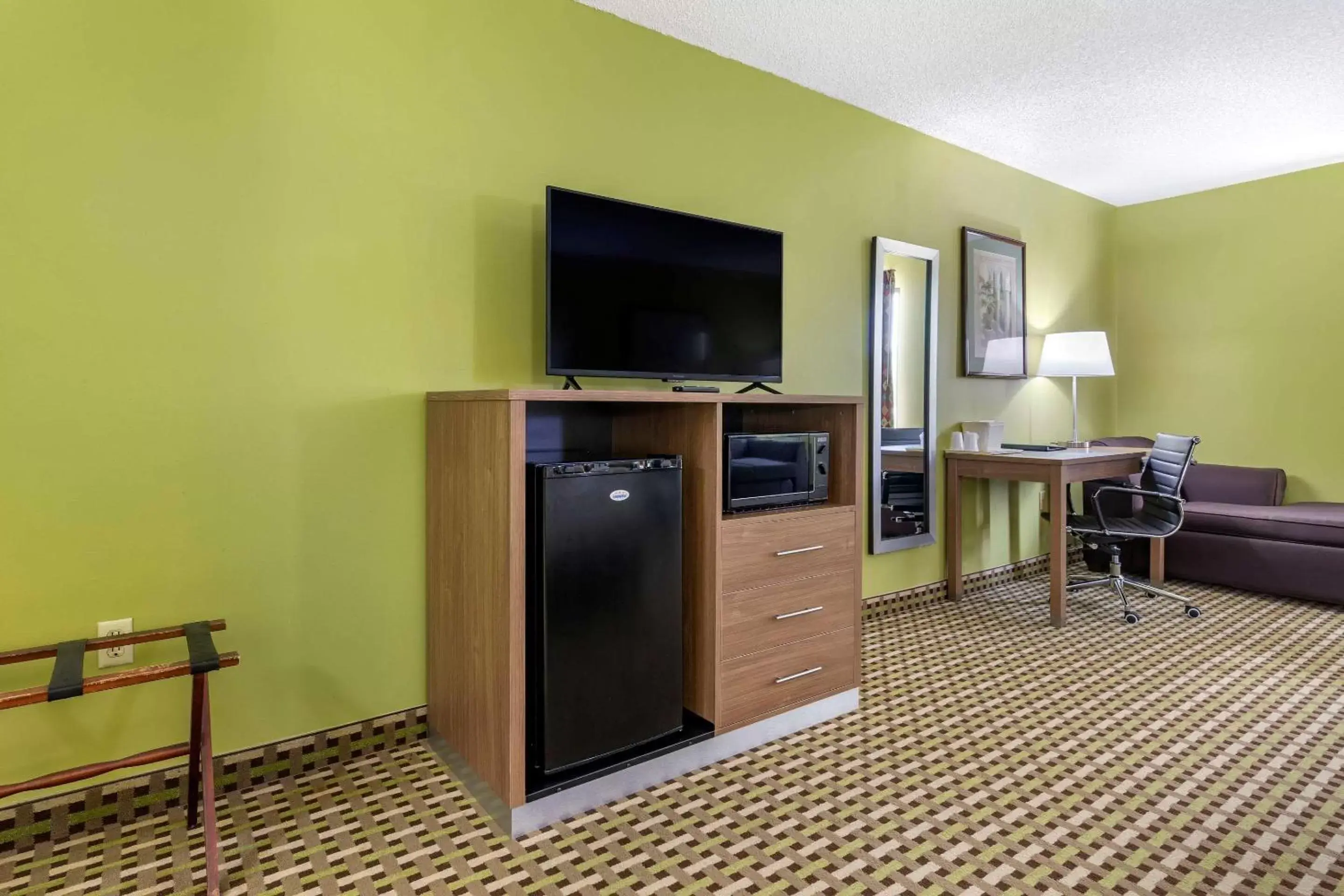 Photo of the whole room, TV/Entertainment Center in Quality Inn Brunswick