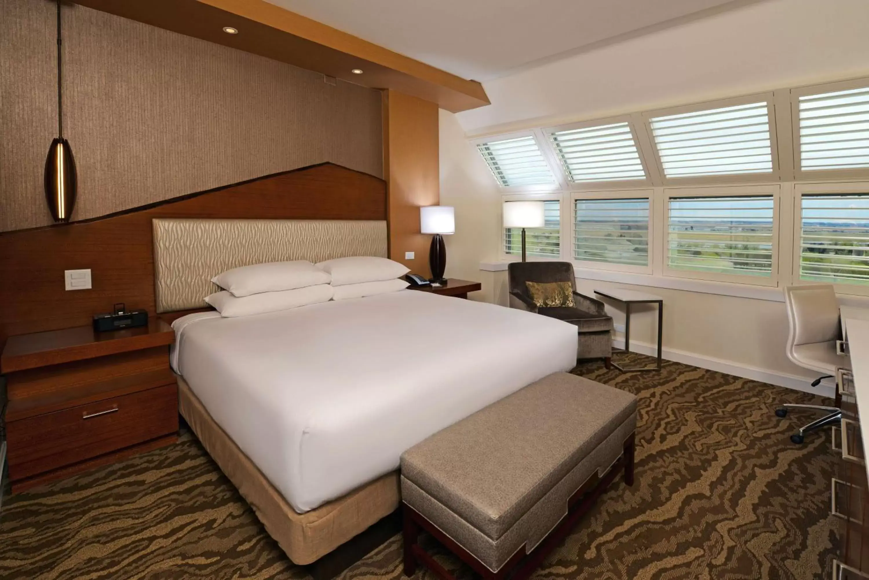 Bedroom, Bed in The Inverness Denver, a Hilton Golf & Spa Resort