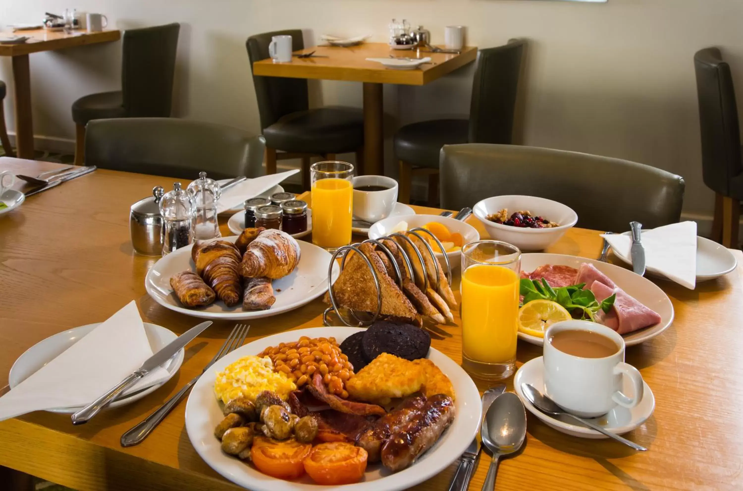 Restaurant/places to eat, Breakfast in Mercure Newbury West Grange Hotel