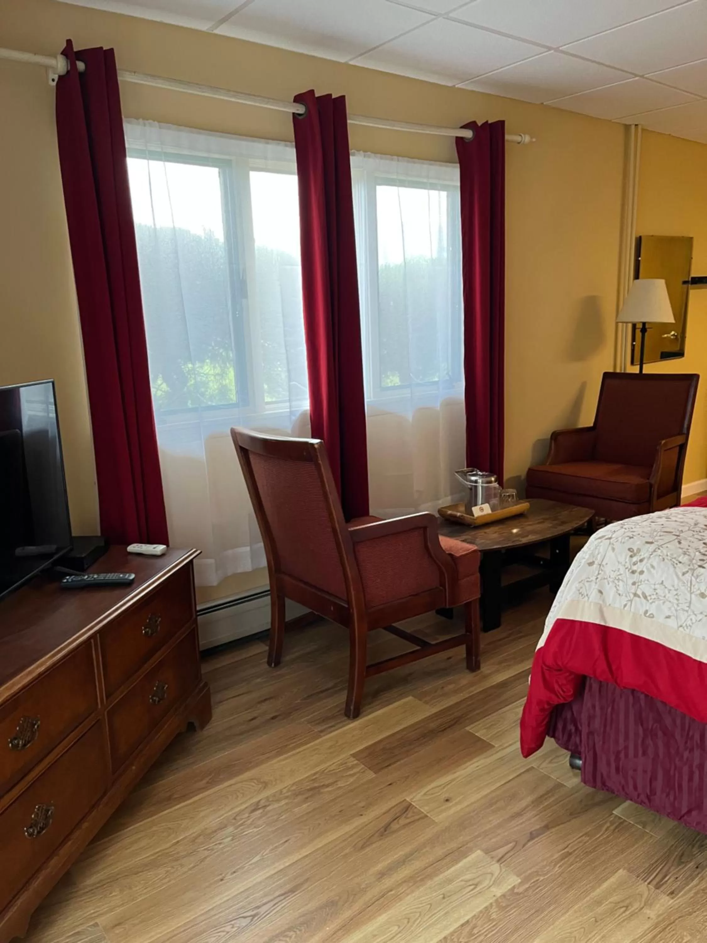 Seating area in Vinehurst Inn & Suites