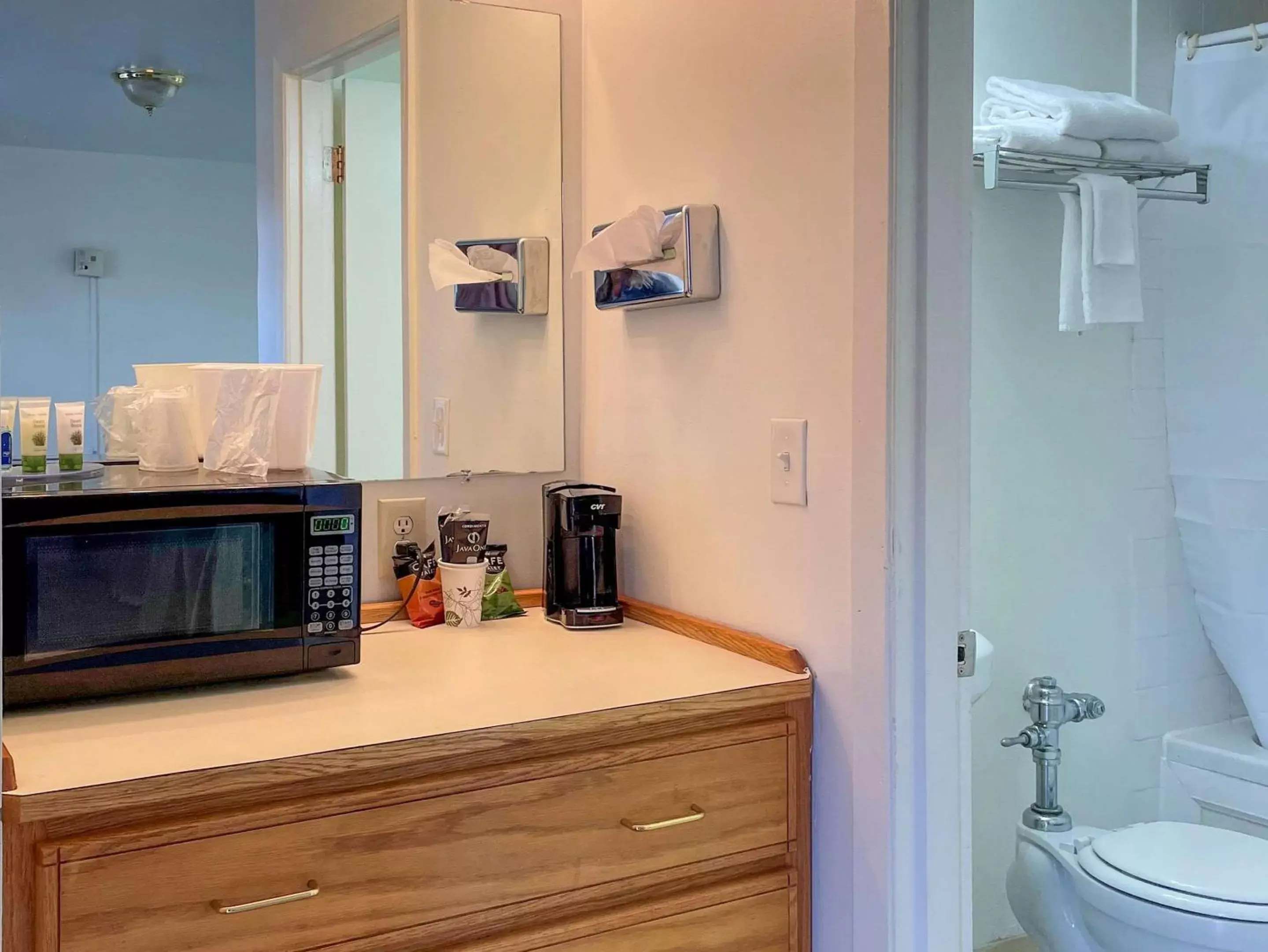 Bathroom, Kitchen/Kitchenette in Rodeway Inn & Suites Omak - Okanogan