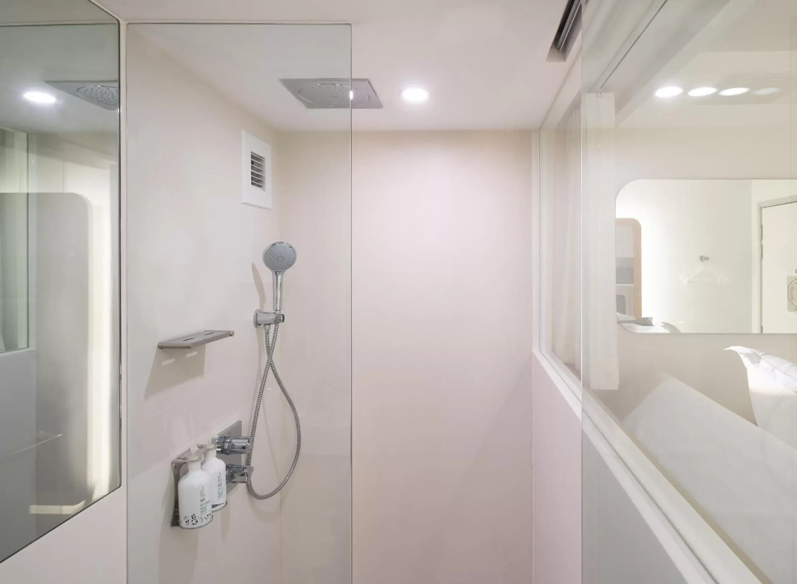 Shower, Bathroom in YOTELAIR Singapore Changi Airport Landside