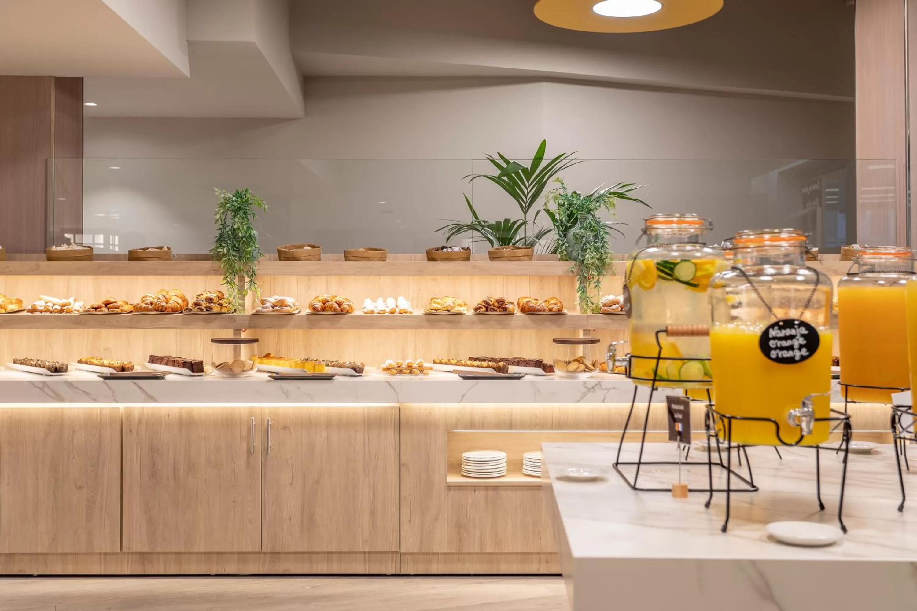 Restaurant/places to eat in Melia Alicante