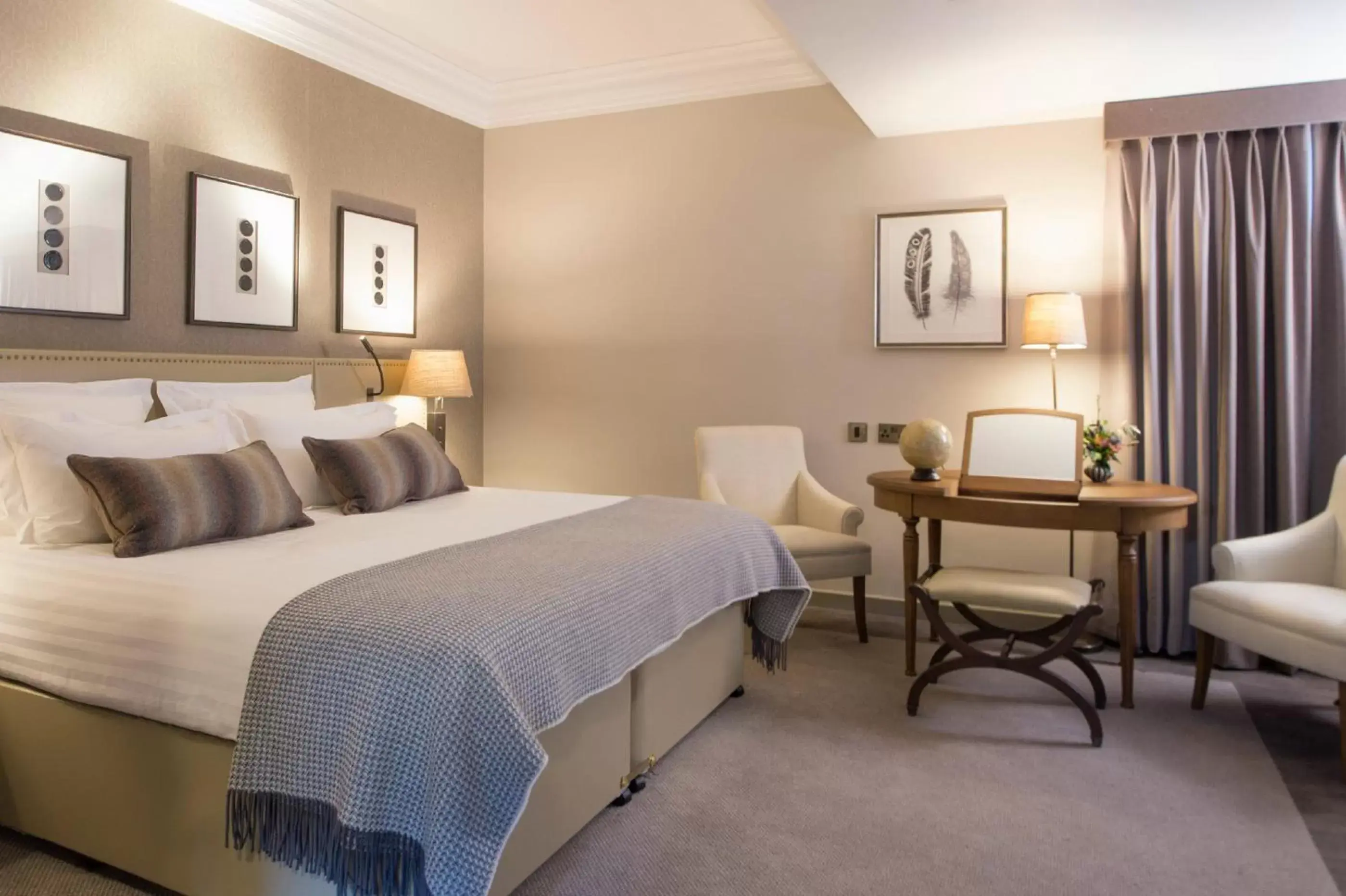 Seating area, Bed in InterContinental Edinburgh The George by IHG Seating area, Bed in InterContinental Edinburgh The George by IHG