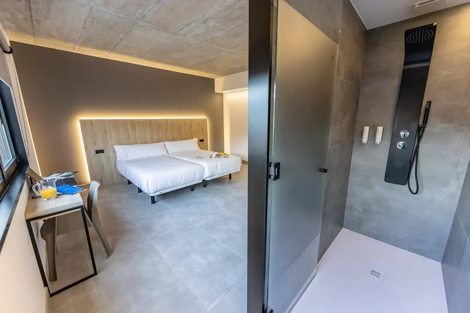 Shower, Bed in Hospedium Hotel Devalar Do Mar