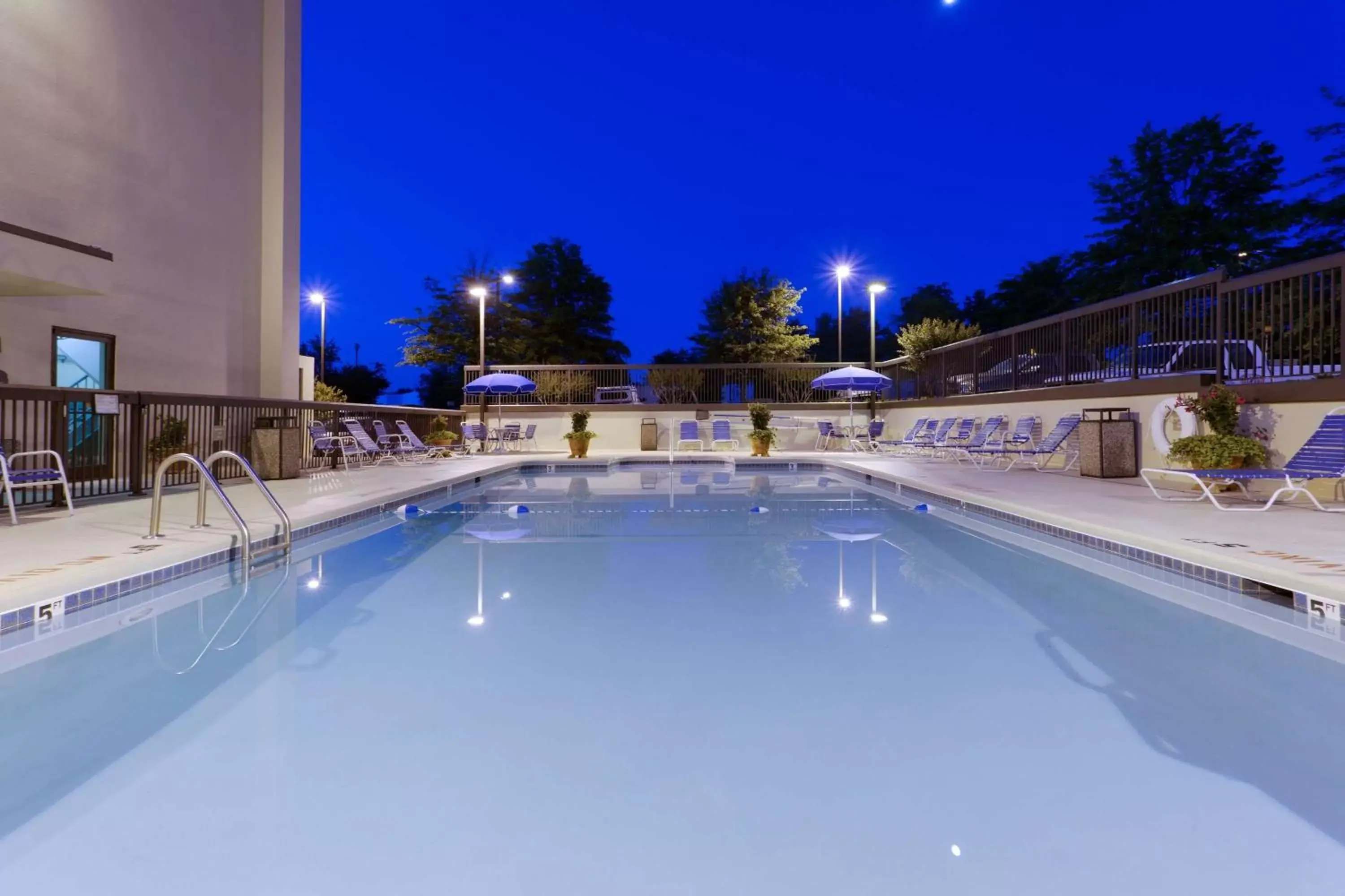 Pool view, Swimming Pool in Hampton Inn Charlottesville