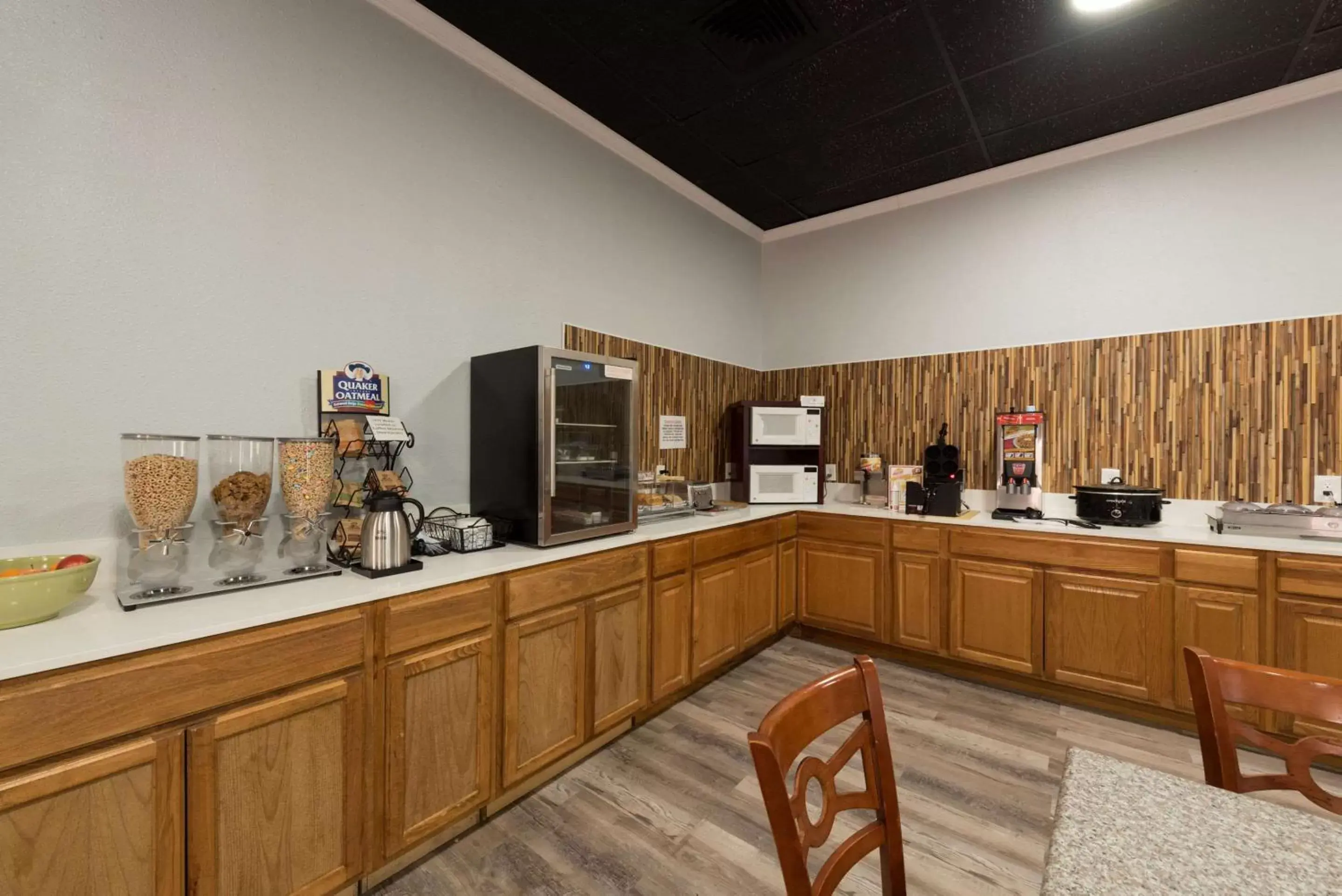 Breakfast, Kitchen/Kitchenette in Quality Inn & Suites Manitou Springs at Pikes Peak