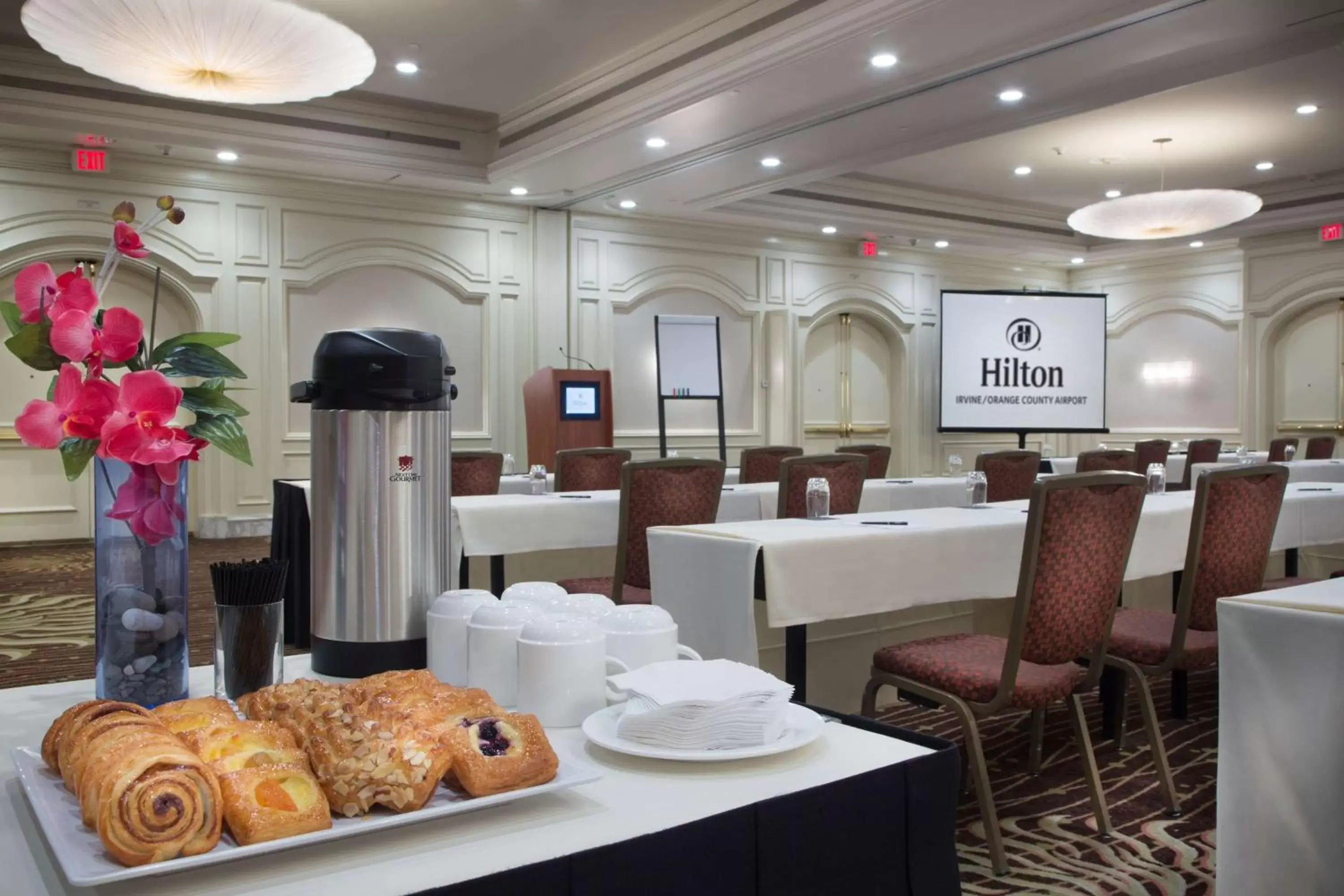 Meeting/conference room, Restaurant/Places to Eat in Hilton Irvine/Orange County Airport