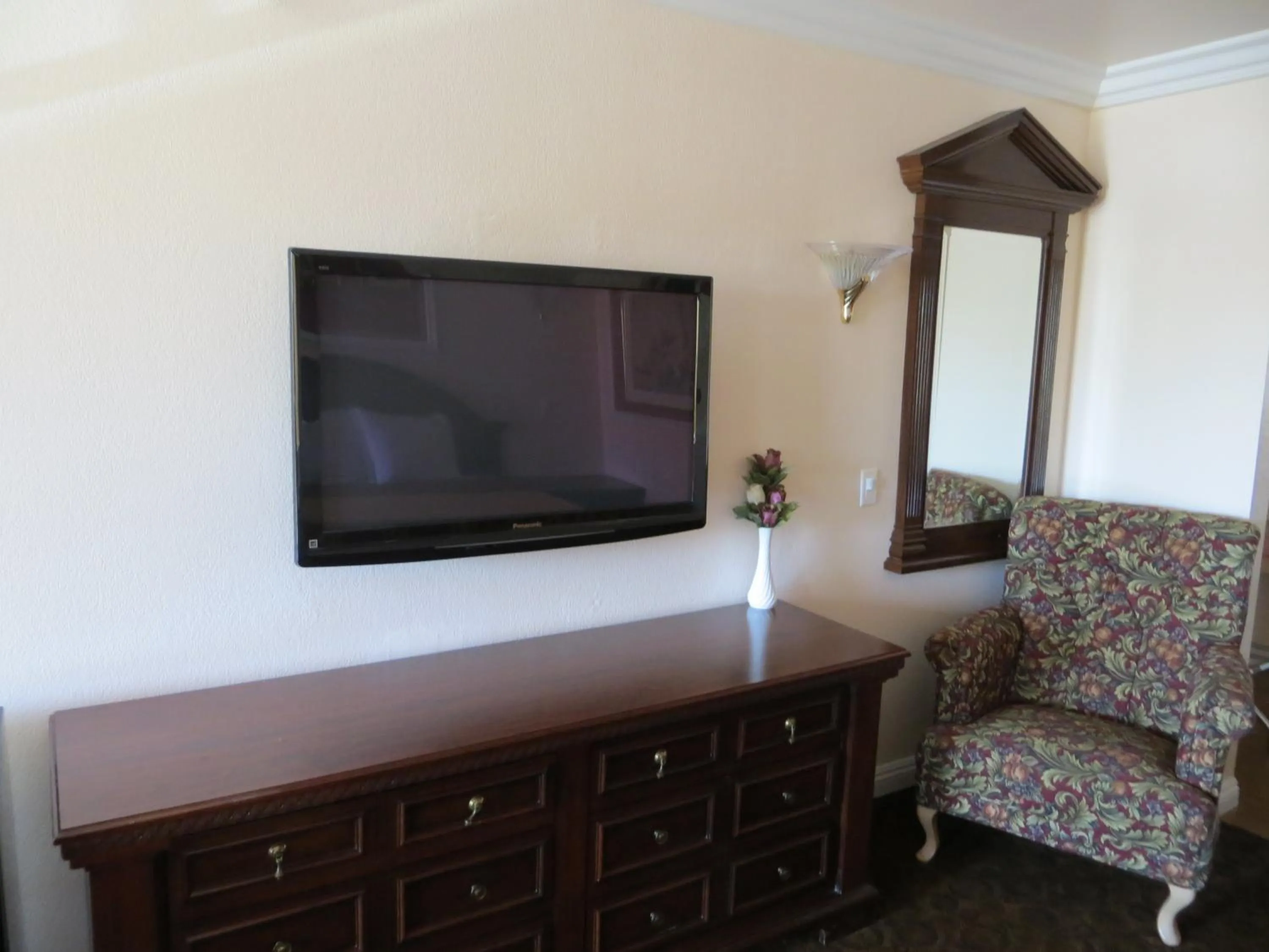 TV and multimedia in Azusa Inn