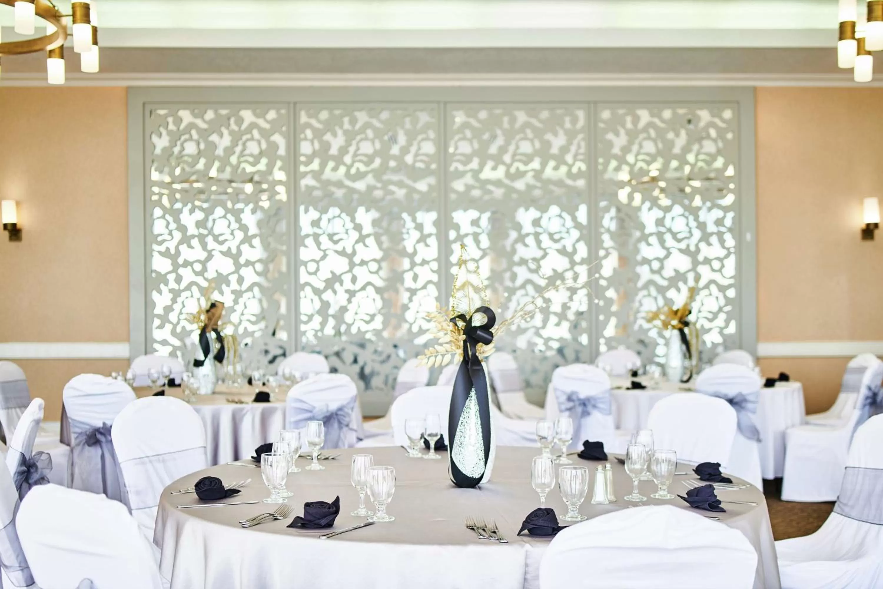 Dining area in DoubleTree by Hilton Hotel Salt Lake City Airport