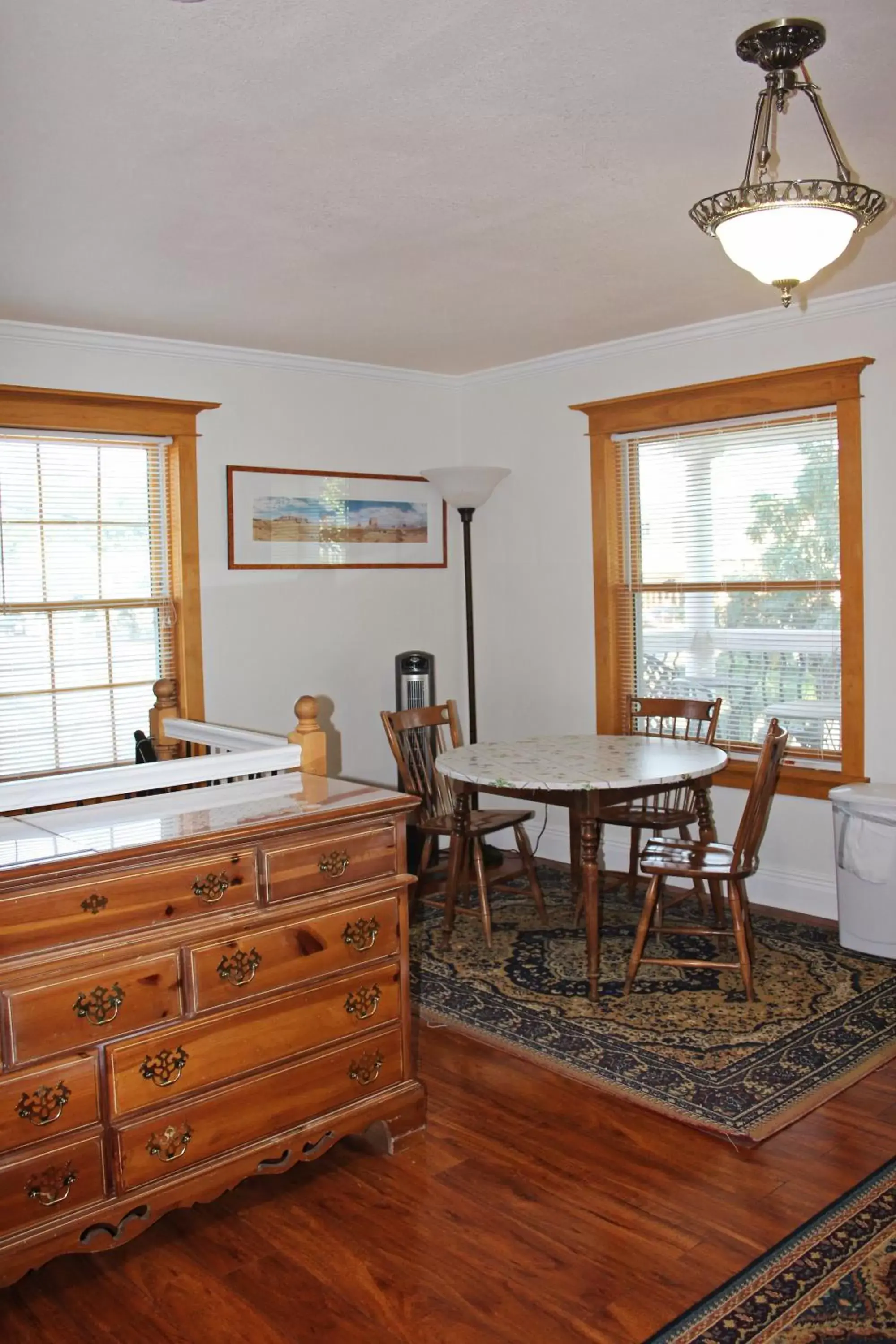 Living room, Dining Area in Bowen Motel