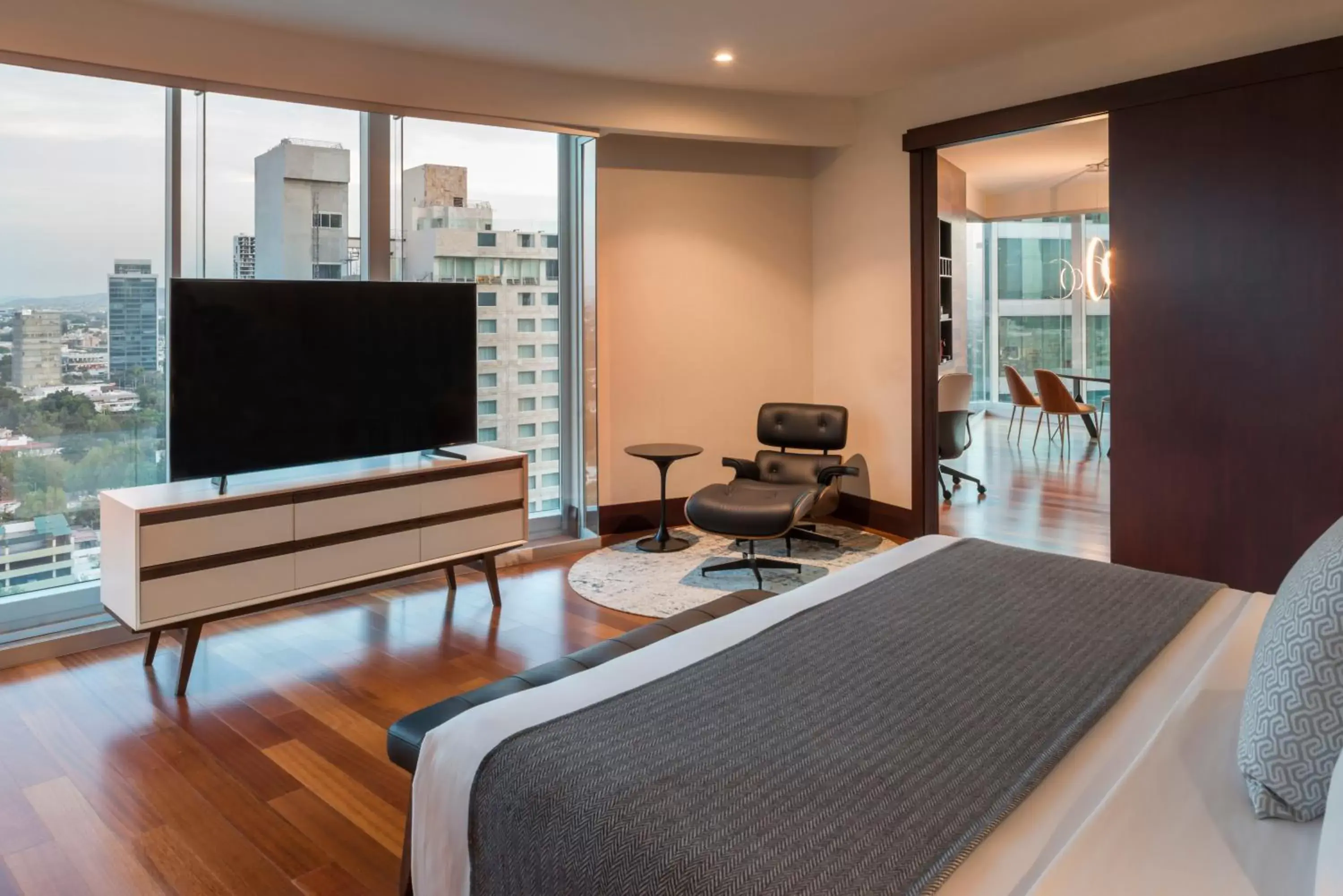 Bed, TV/Entertainment Center in NH Collection Guadalajara Providencia