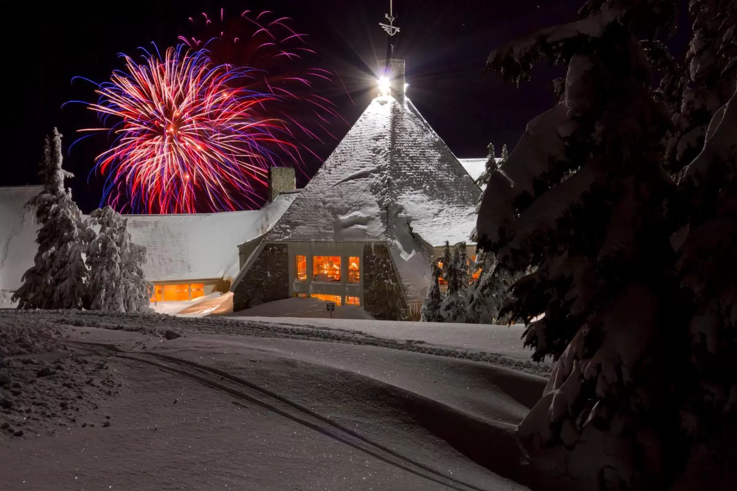 Facade/entrance, Winter in Timberline Lodge