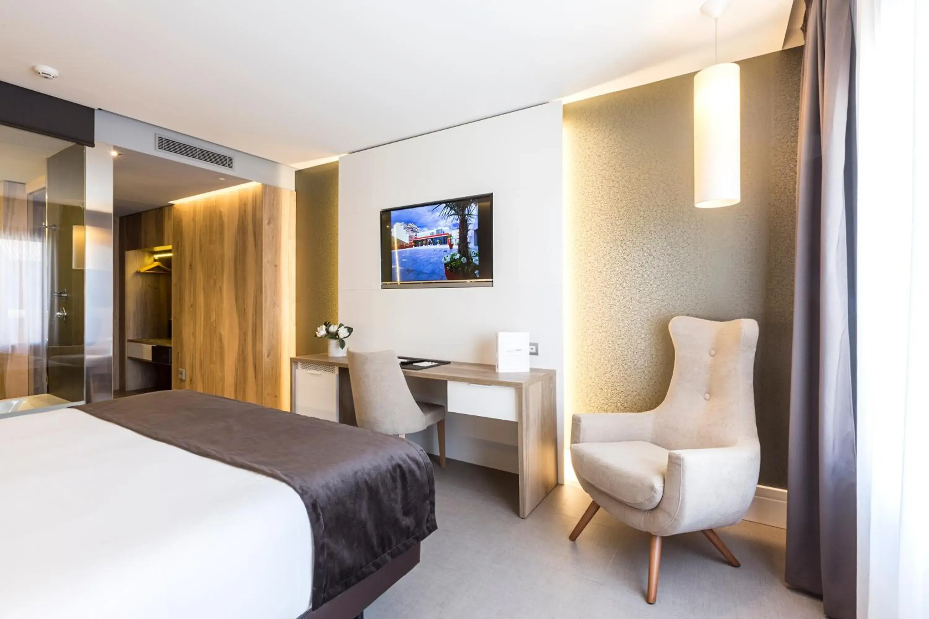 Bed, TV/Entertainment Center in Hotel & Spa Ciudad de Bin¿r