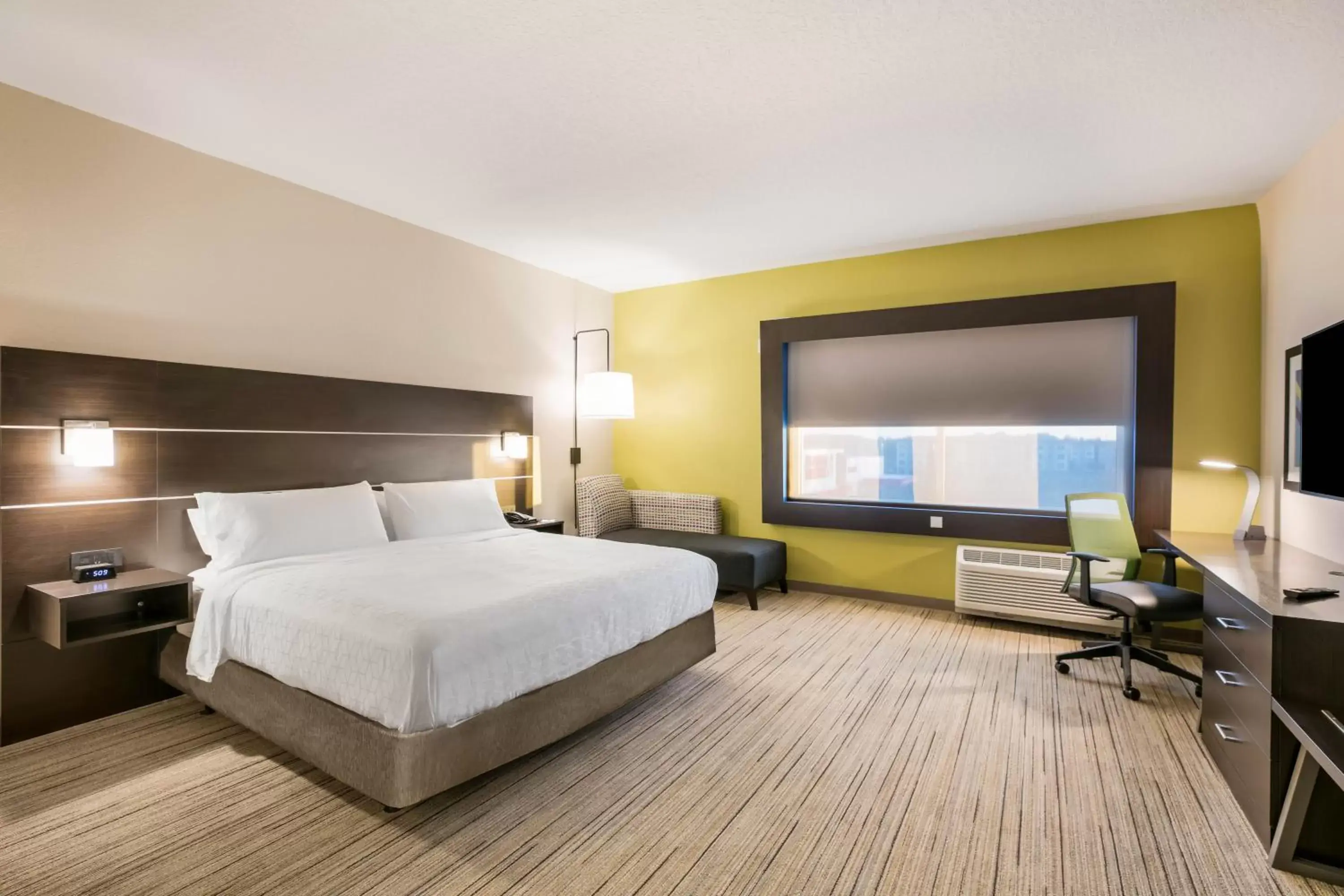 Bed in Holiday Inn Express & Suites Jacksonville - Town Center, an IHG Hotel