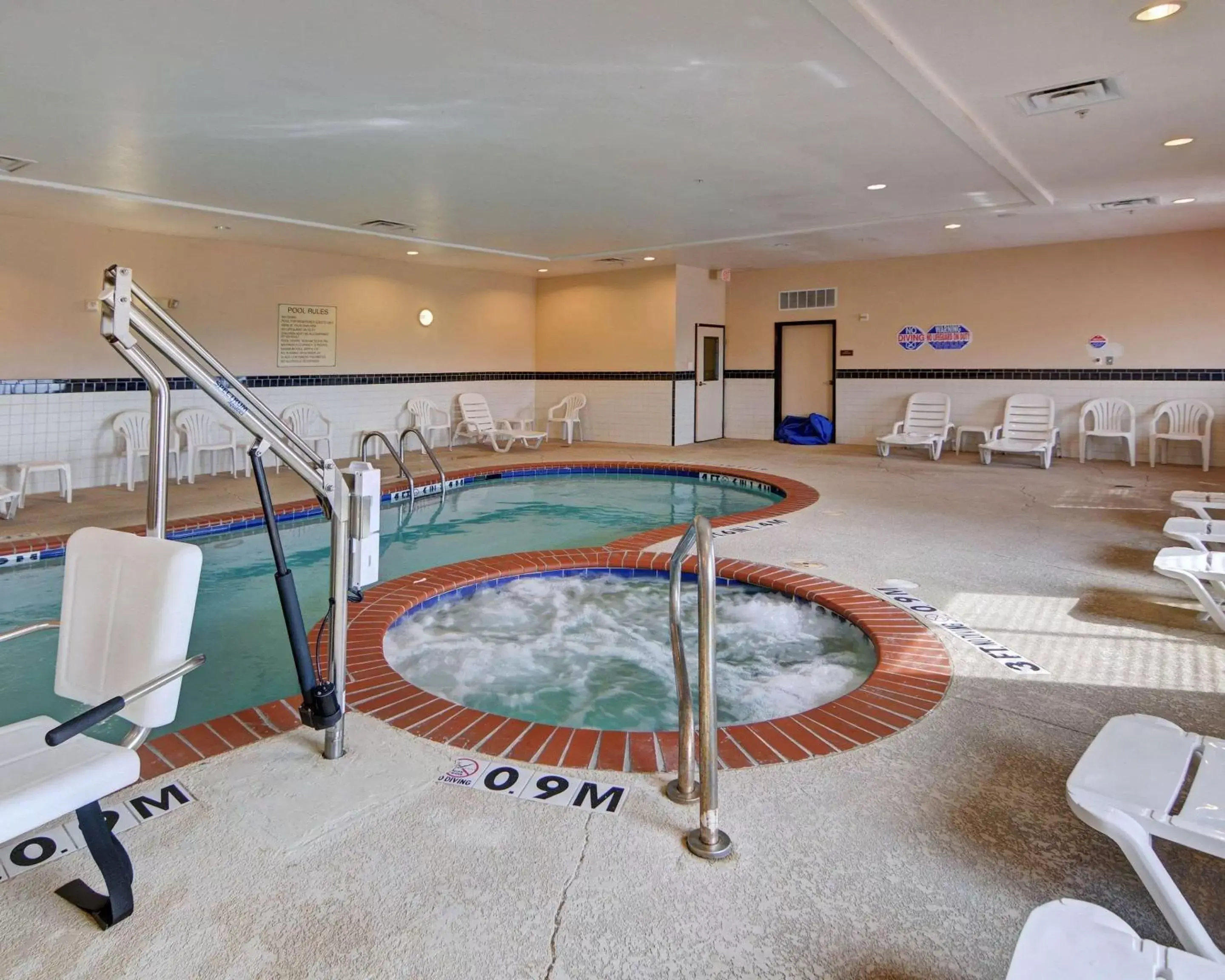 On site, Swimming Pool in Quality Suites Near Cedar Creek Lake