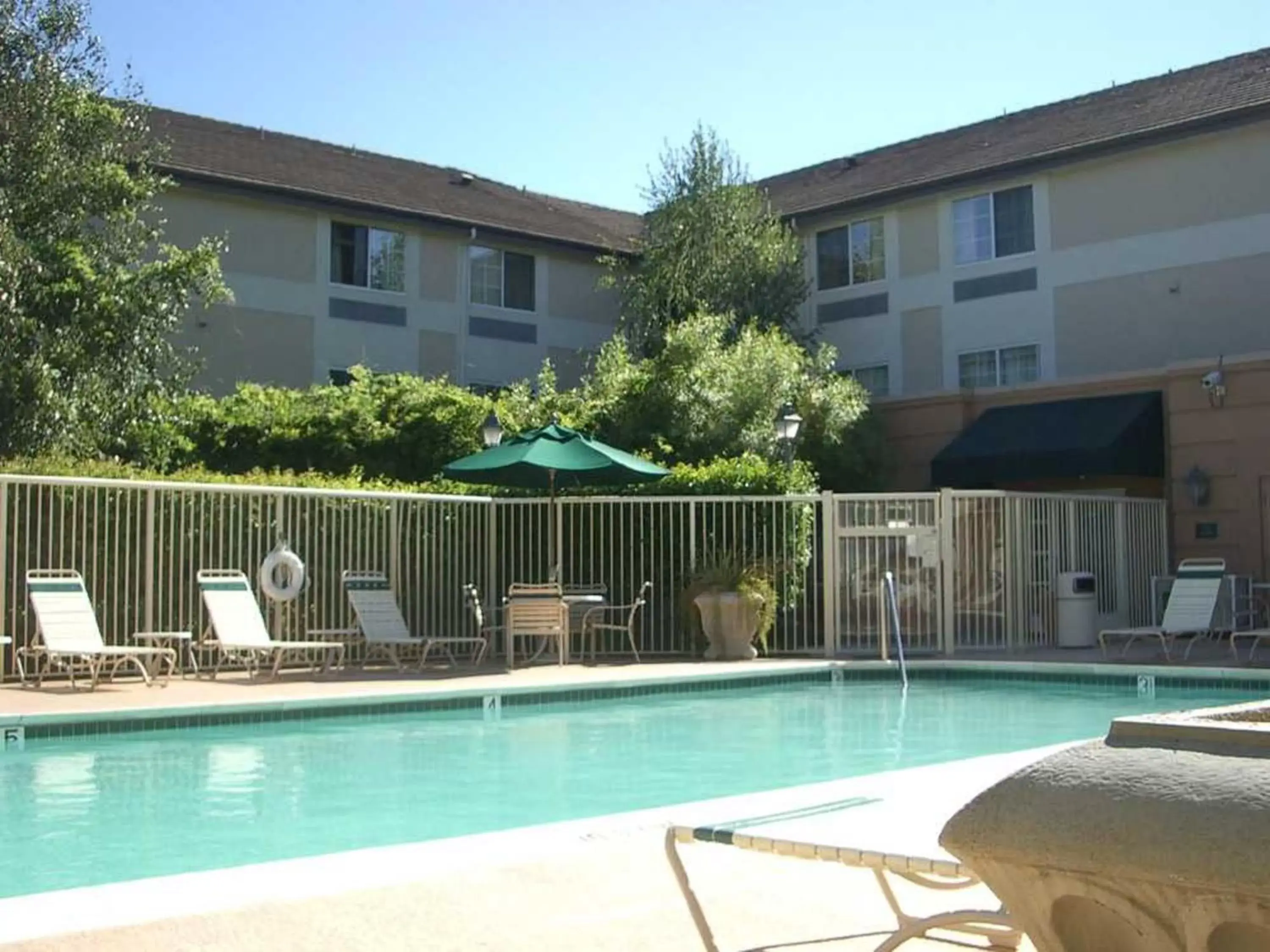 Swimming pool, Property Building in Extended Stay America Suites - Pleasanton - Chabot Dr