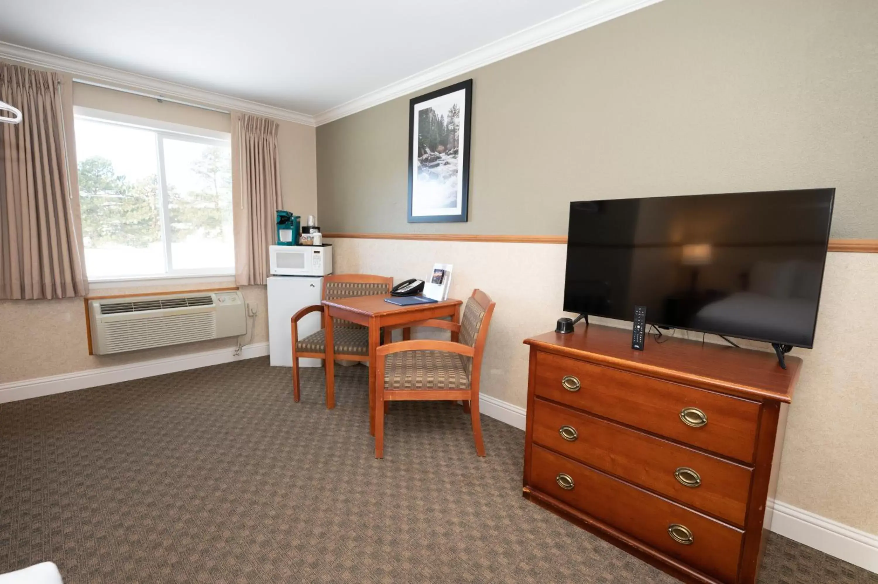 Living room, TV/Entertainment Center in Blue Door Inn