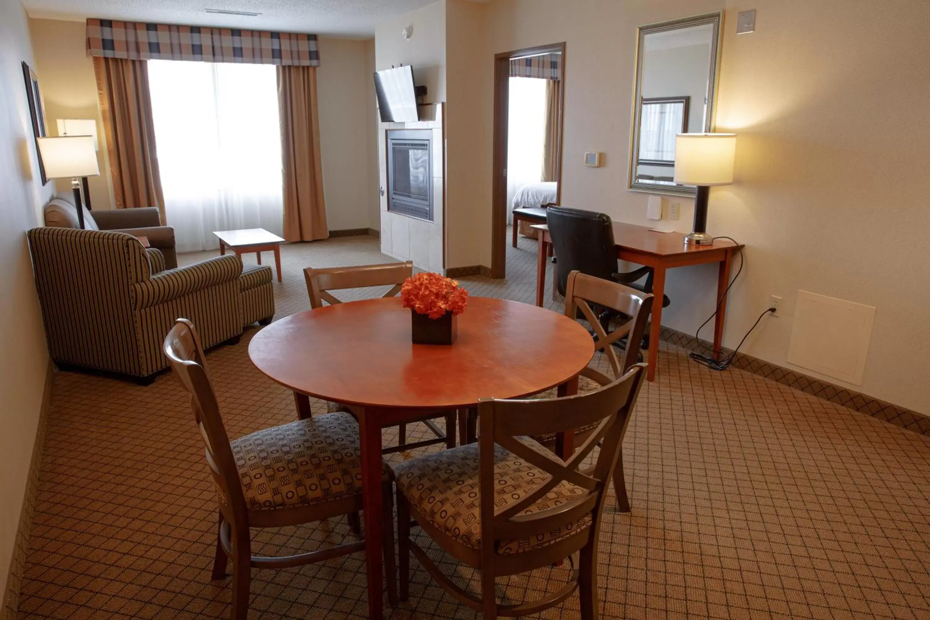 Photo of the whole room, Seating Area in Holiday Inn Battle Creek, an IHG Hotel