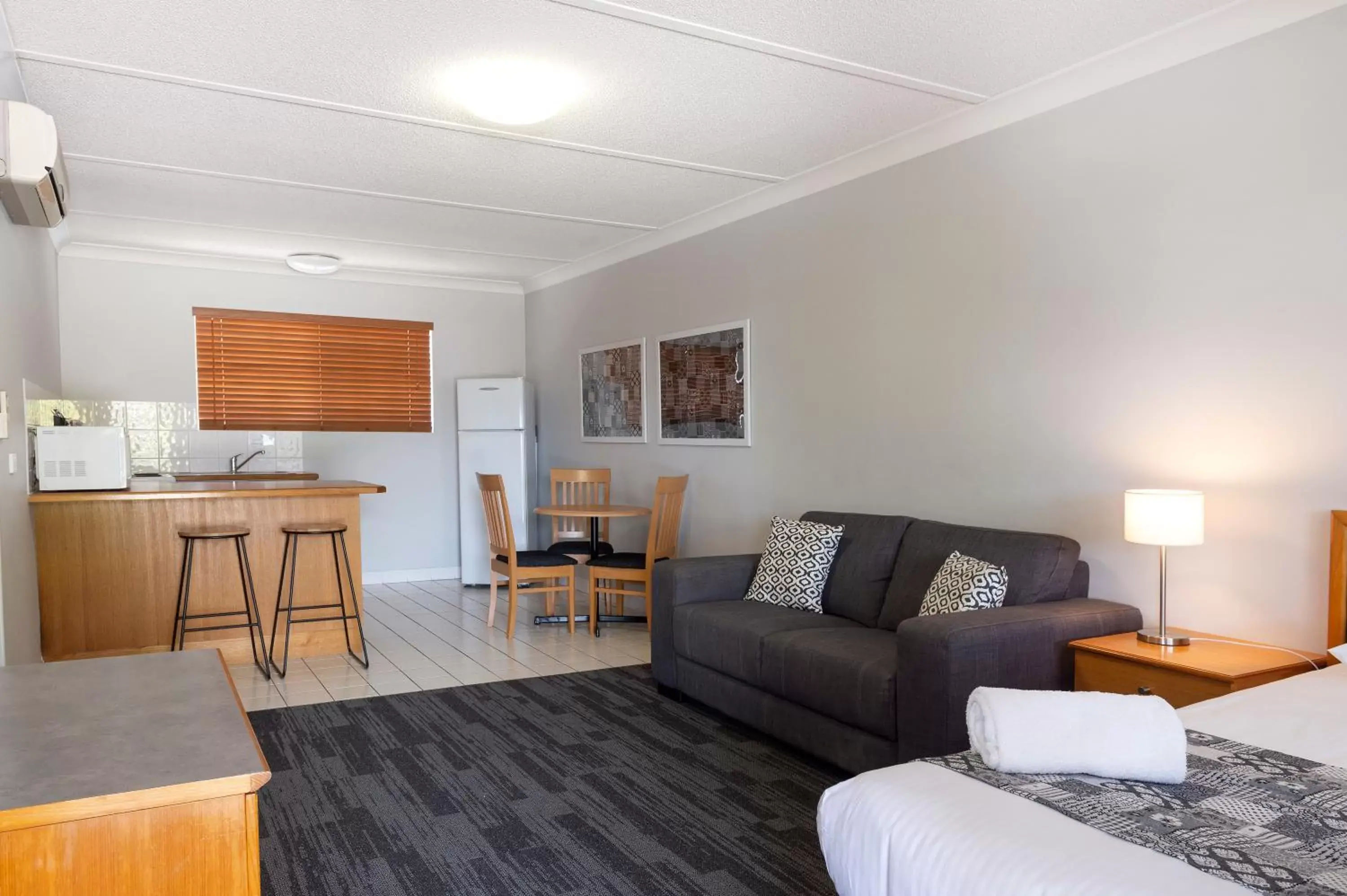 Kitchen or kitchenette, Seating Area in Country Motel Ipswich