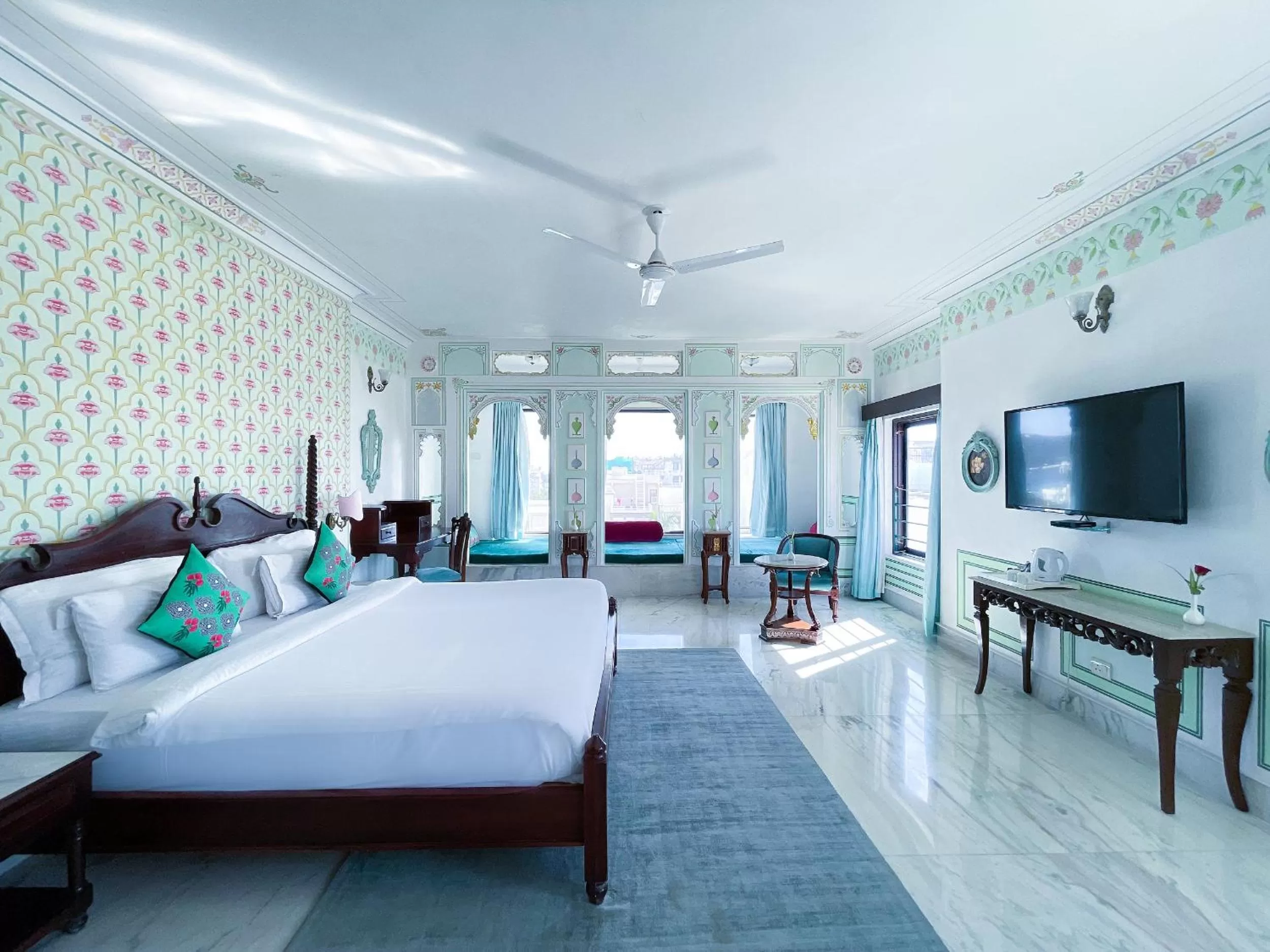 Photo of the whole room, Bed in Amar Kothi