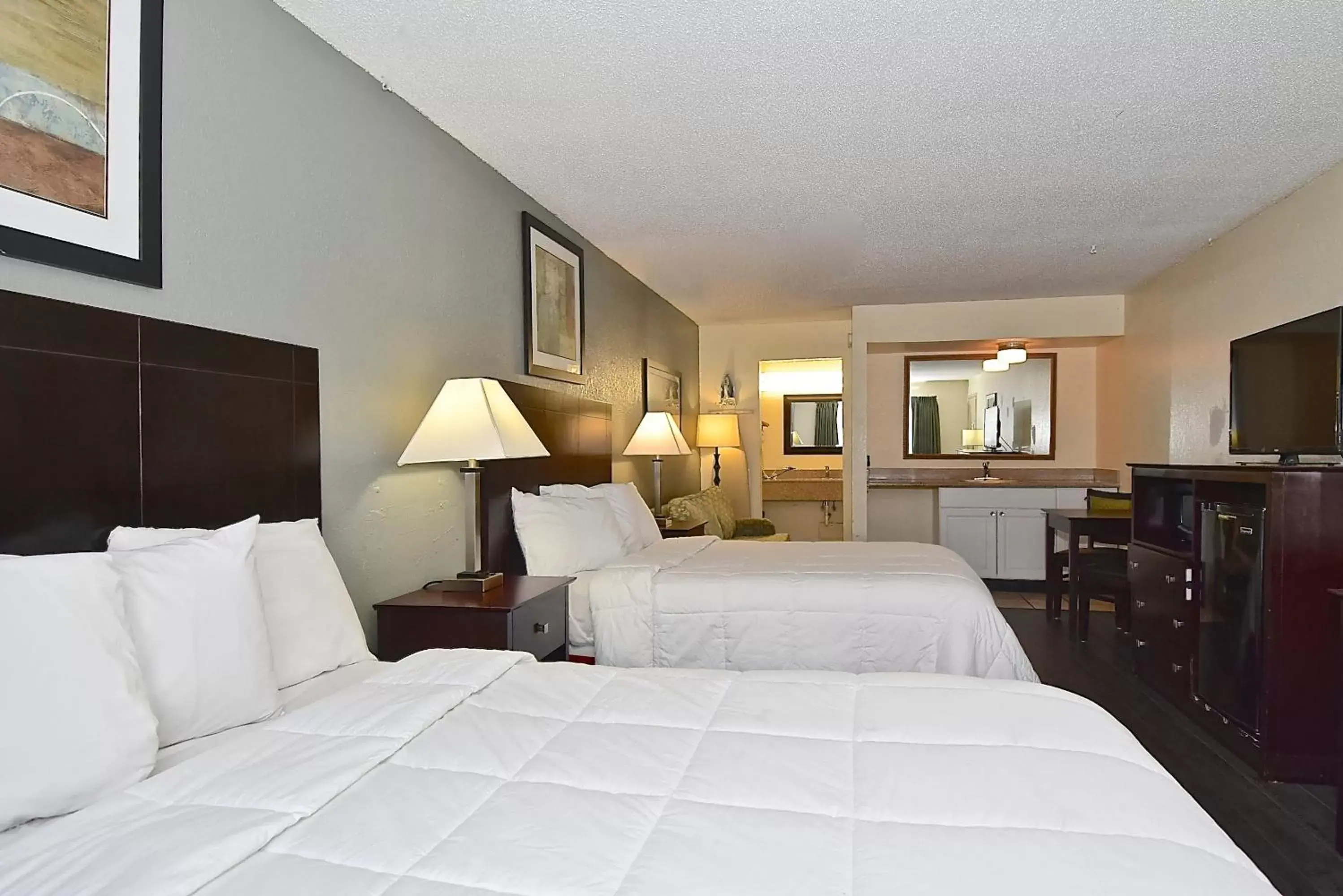 Bedroom, Bed in SureStay Hotel by Best Western Sarasota Lido Beach