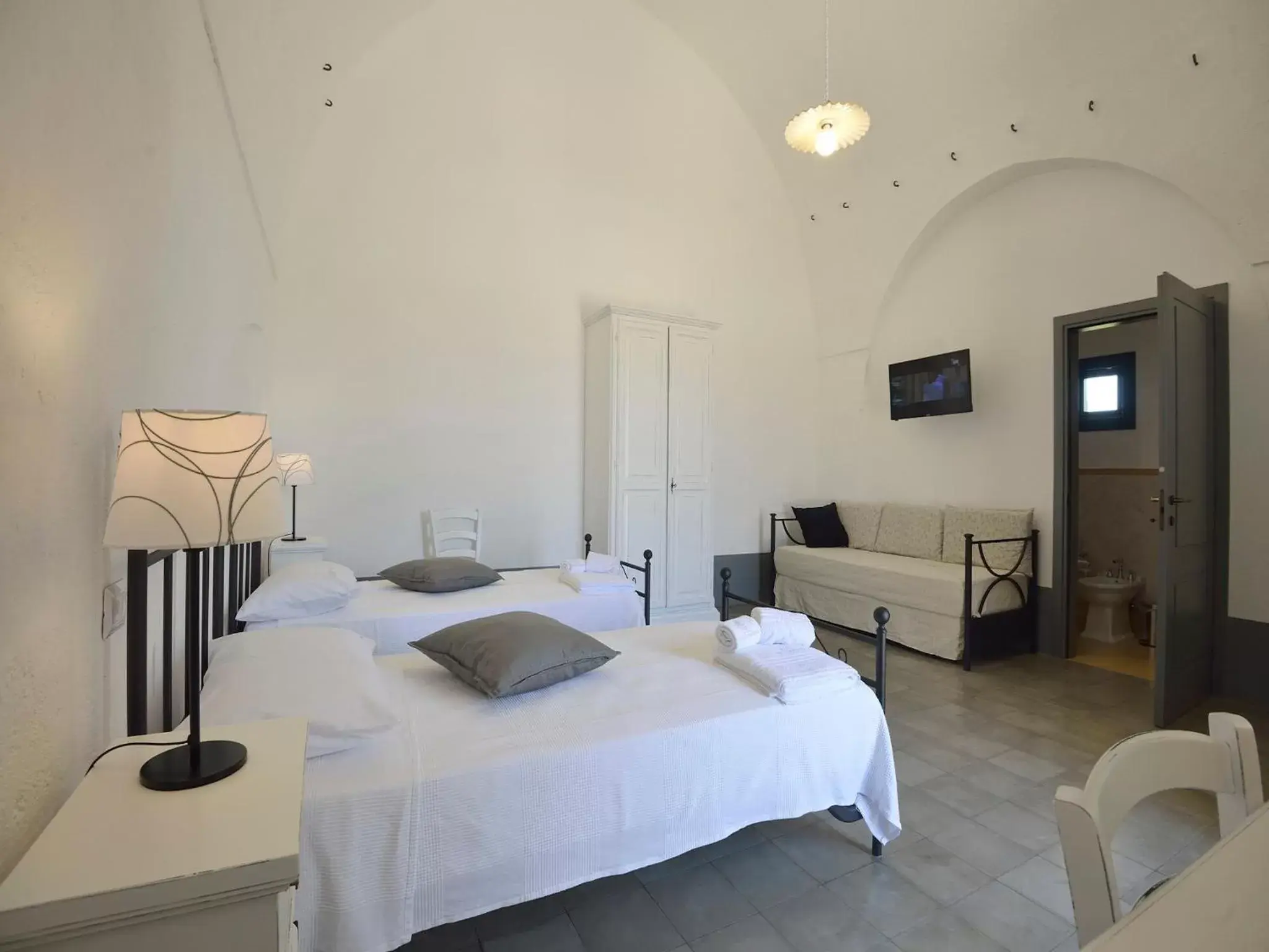 Bathroom, Bed in Tenuta Orsanese