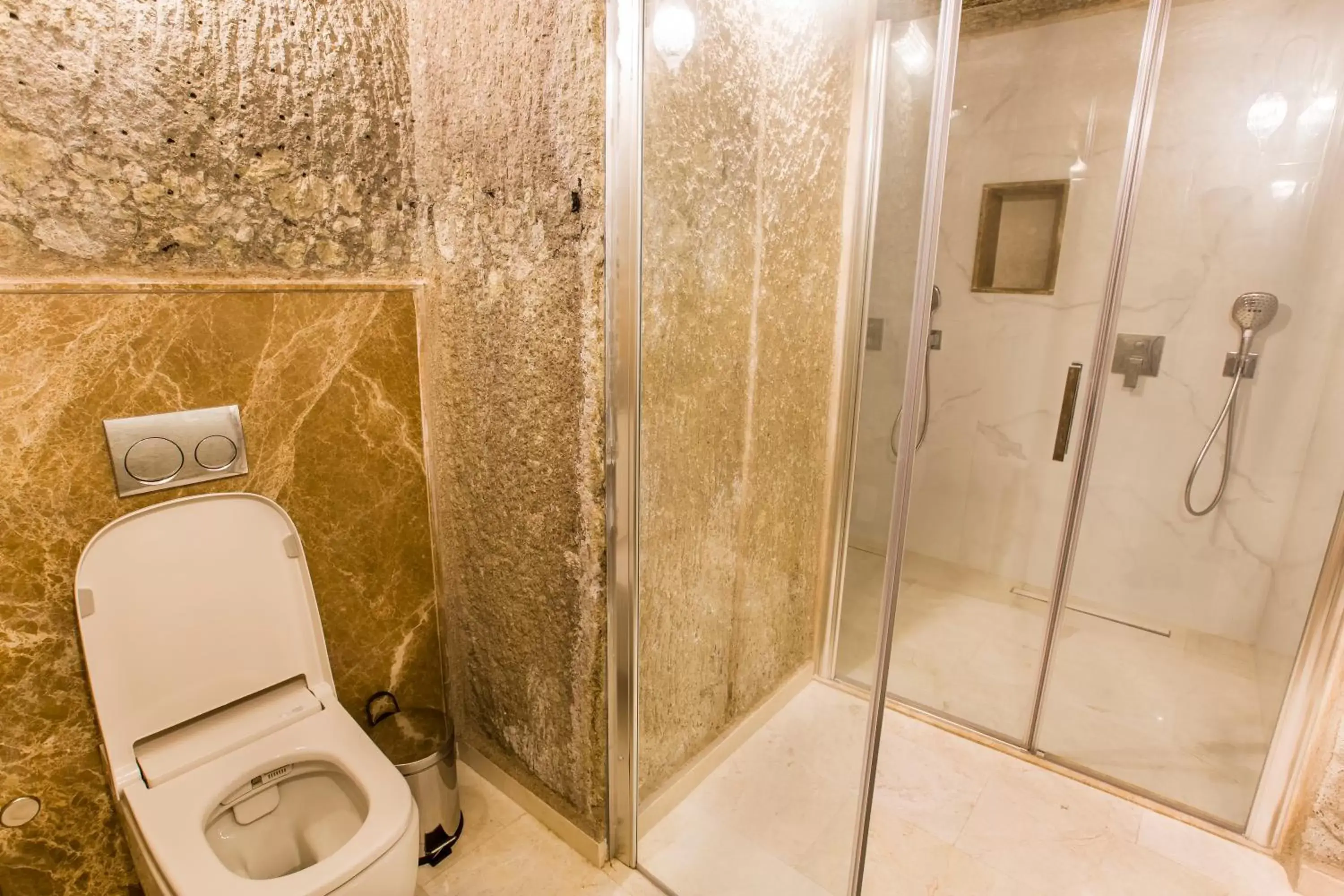 Bathroom in Imperial Cave Suites & Spa