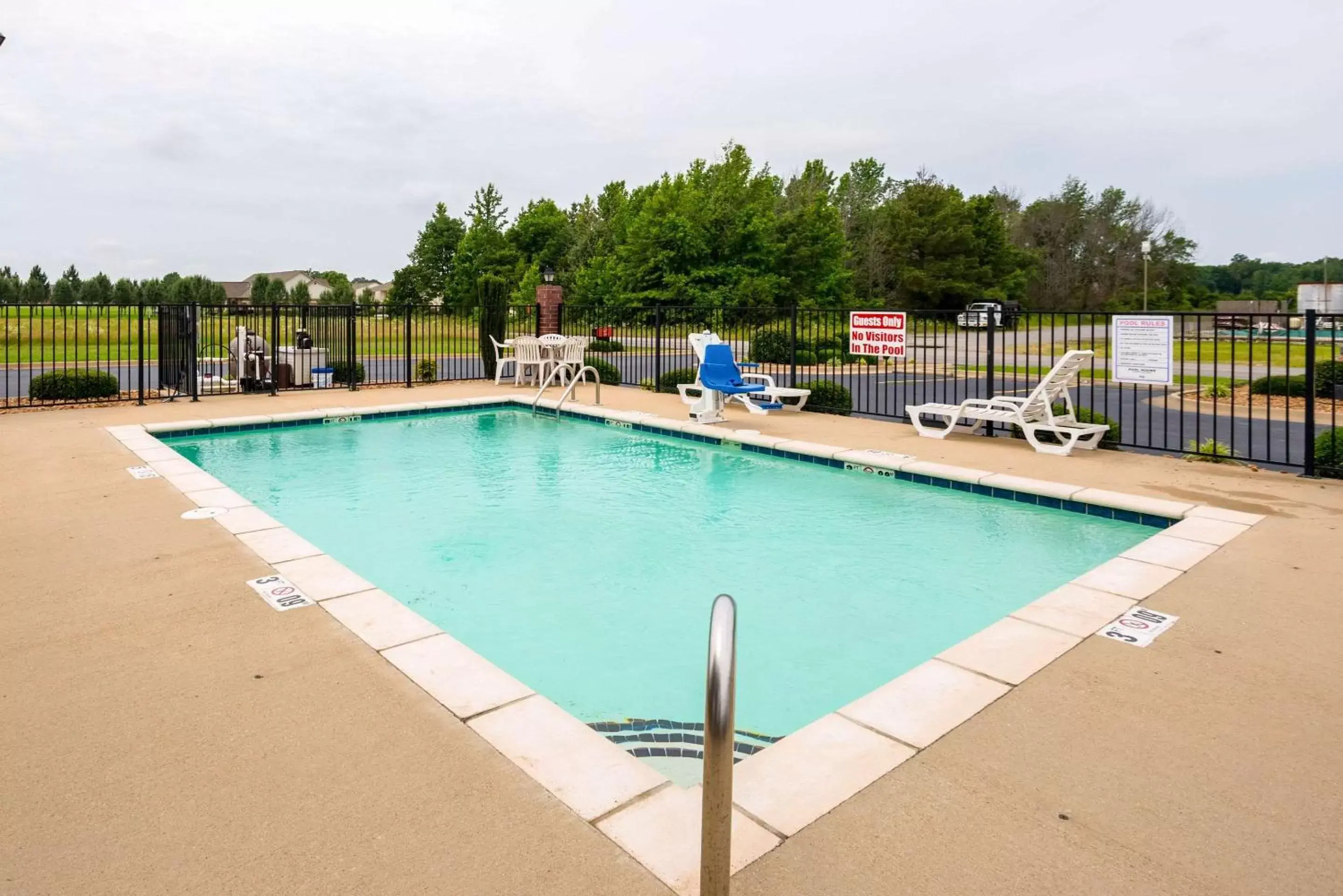 On site, Swimming Pool in Econo Lodge Inn & Suites Searcy