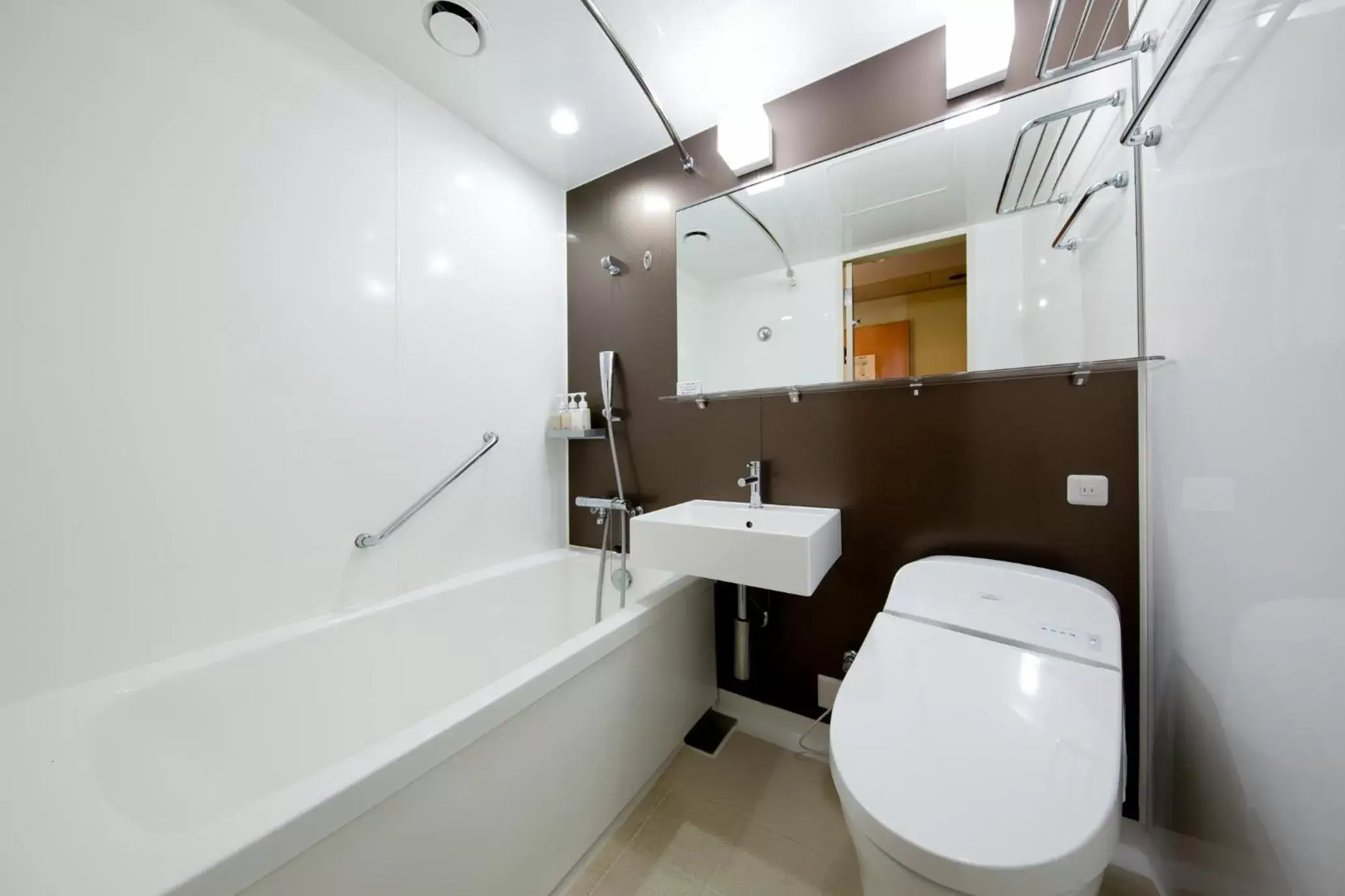 Twin Room with Extra Bed - Non-Smoking in Hotel Nagoya Garden Palace Twin Room with Extra Bed - Non-Smoking in Hotel Nagoya Garden Palace