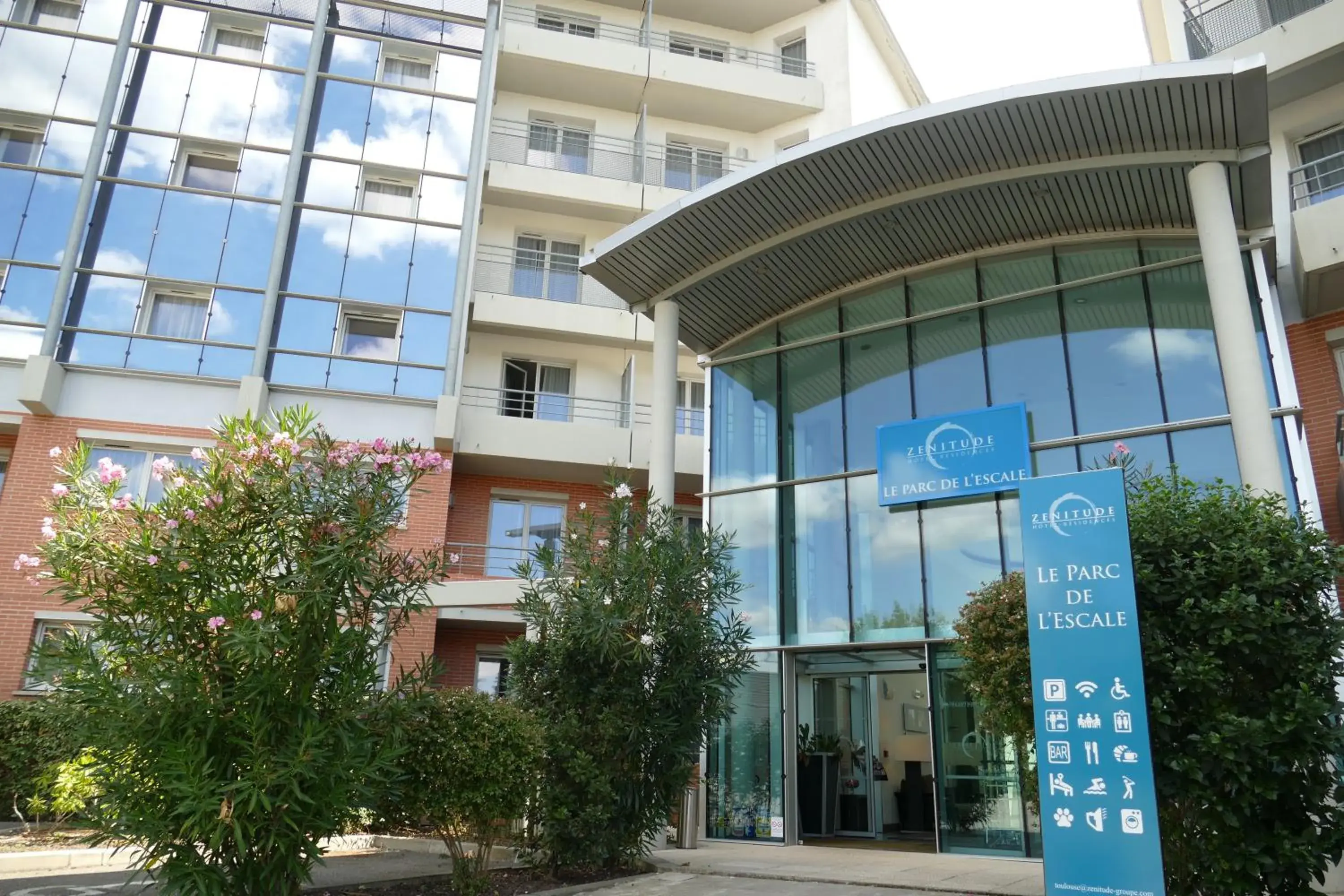 Facade/entrance, Property Building in Zenitude Hôtel-Résidences Le Parc de l'Escale