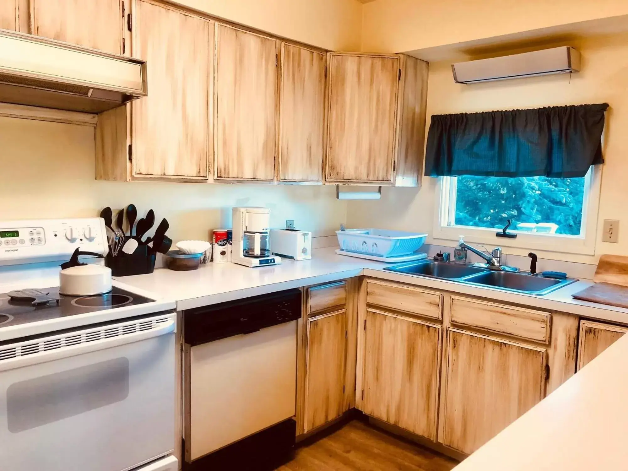 Kitchen/Kitchenette in Driftwood Inn