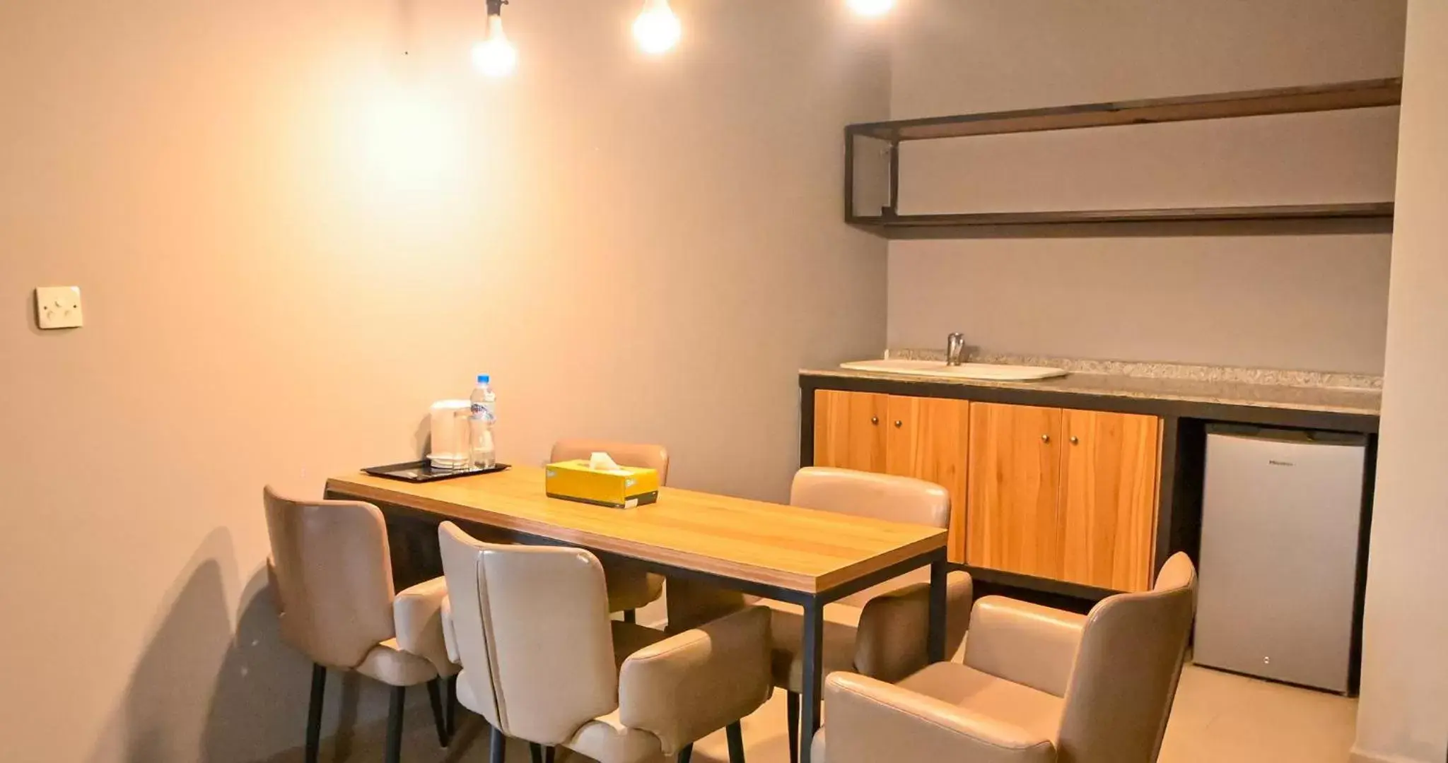 Kitchen or kitchenette, Dining Area in The Blowfish Hotel