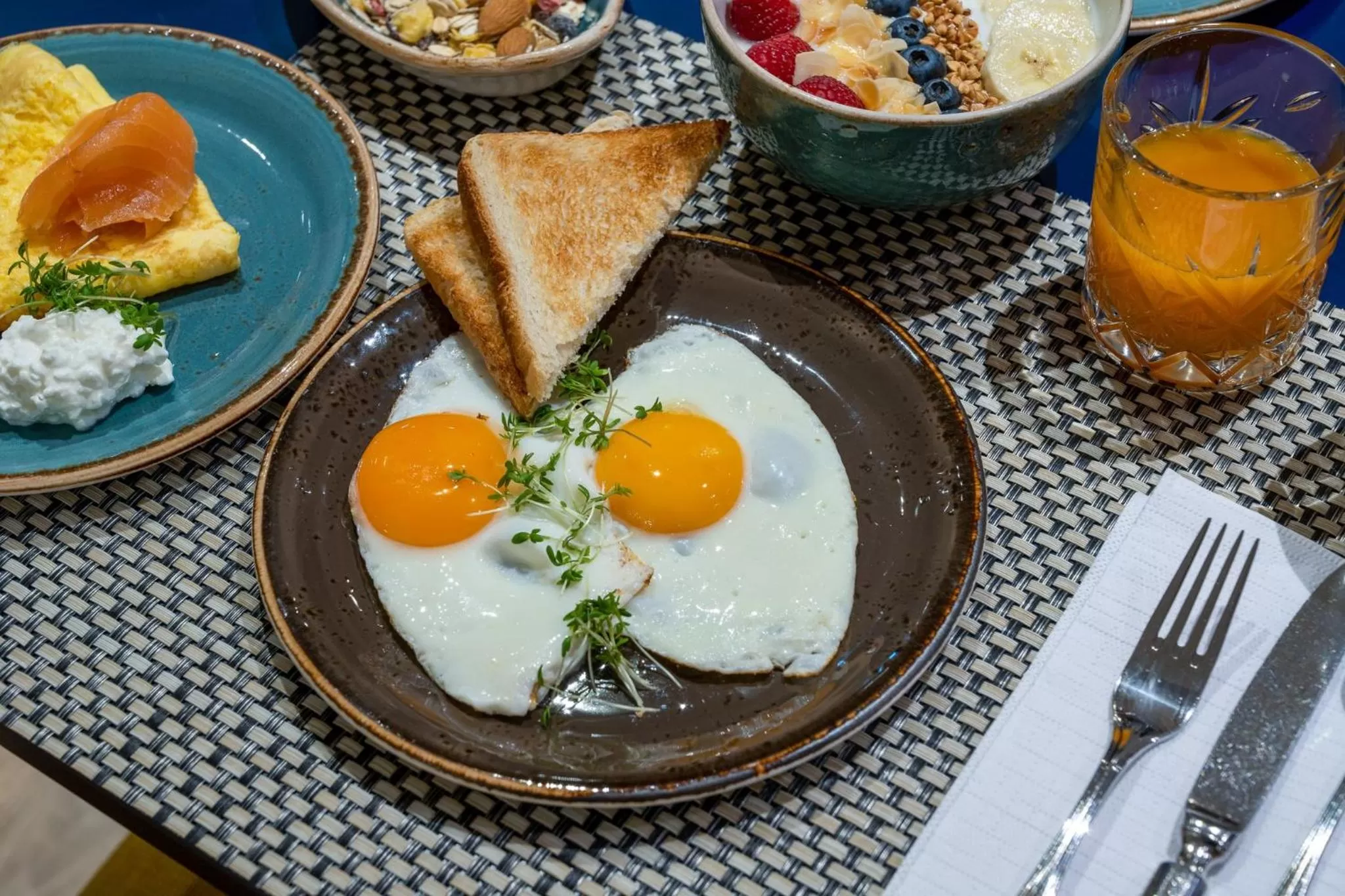 Restaurant/places to eat in voco Dusseldorf Seestern by IHG