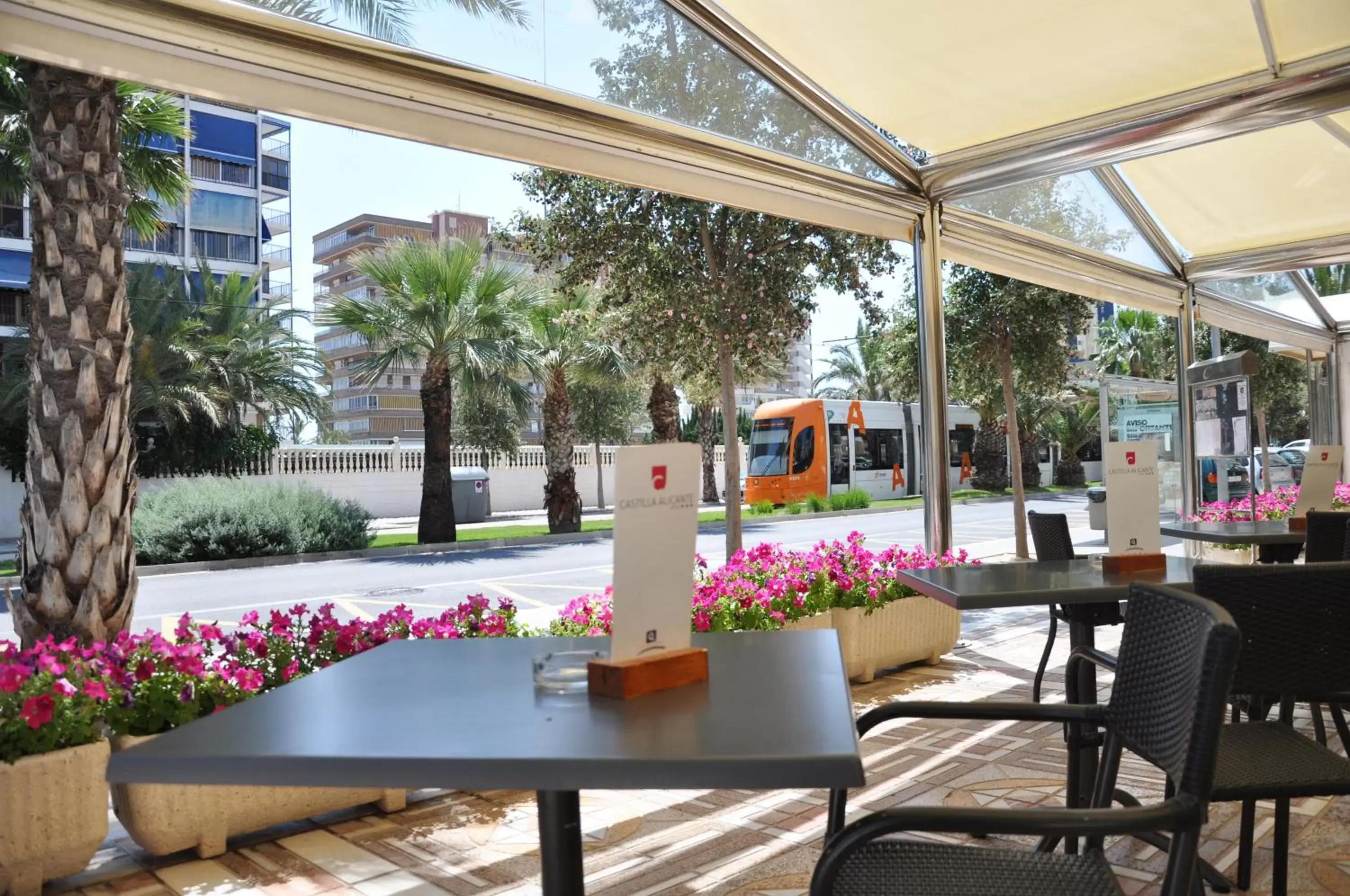 Lounge or bar in Hotel Castilla Alicante