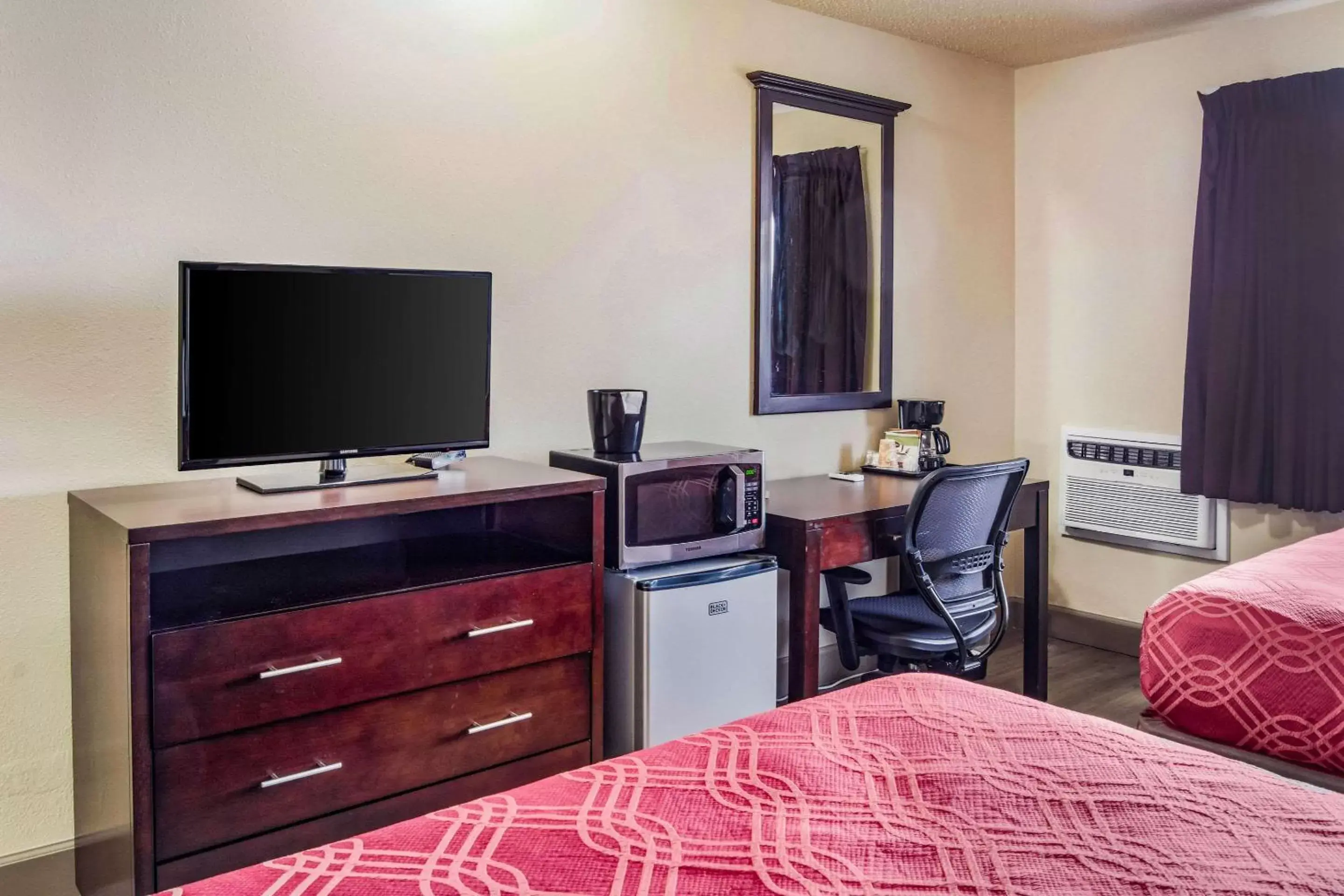 Bedroom, TV/Entertainment Center in Econo Lodge Newport