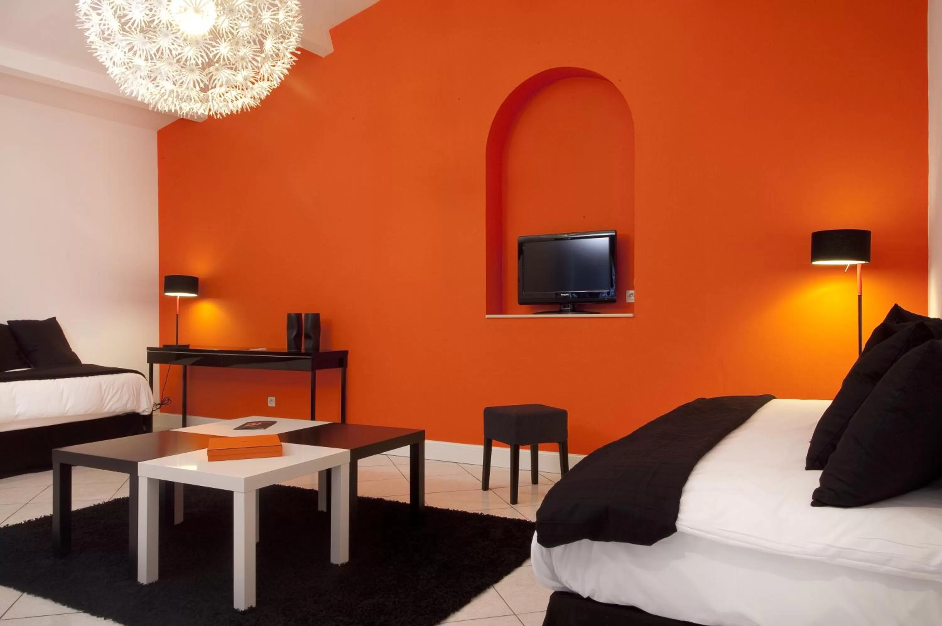 Photo of the whole room, Bed in Hôtel De L'octroi