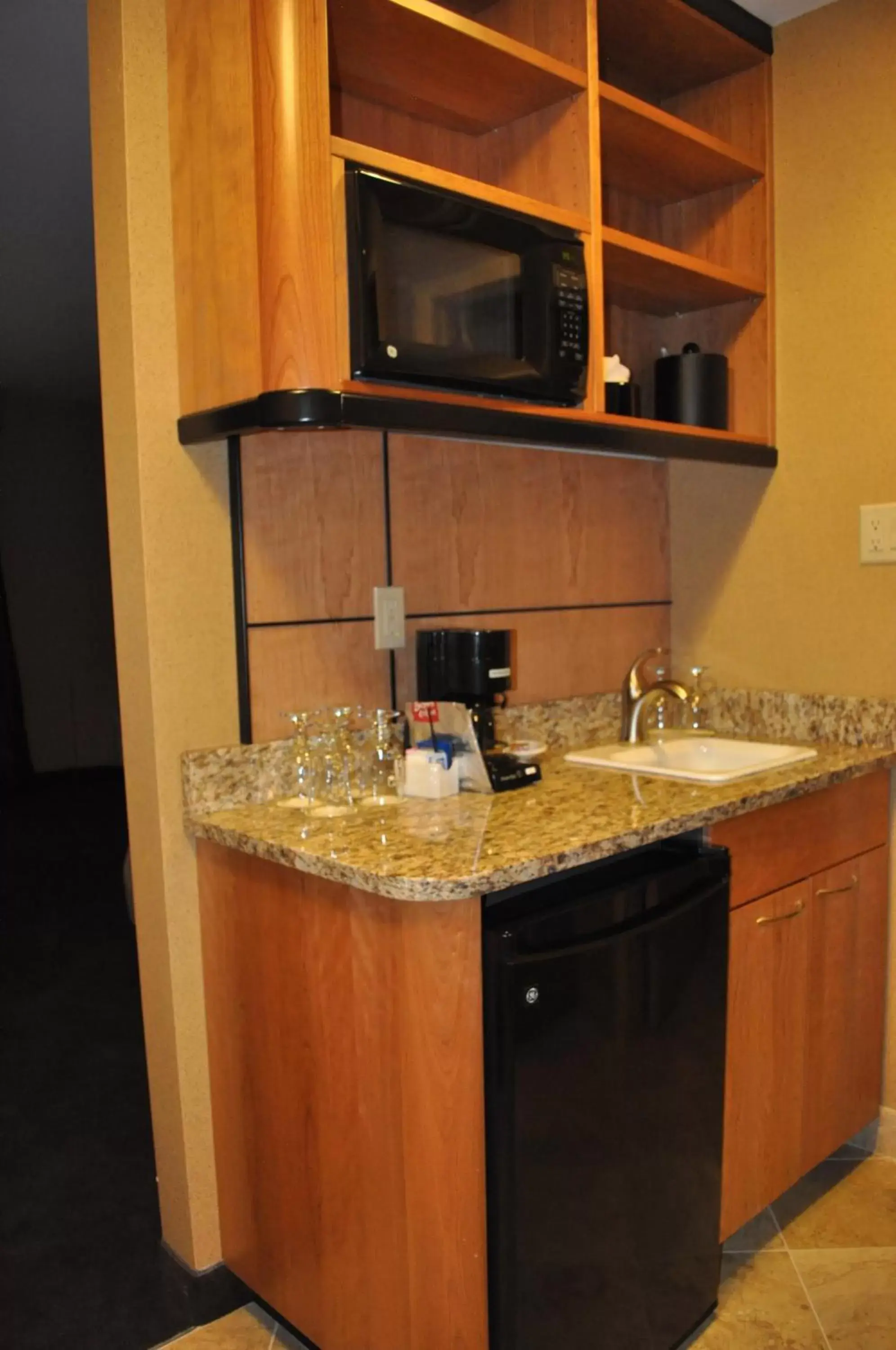 Coffee/tea facilities, Kitchen/Kitchenette in Mirabeau Park Hotel