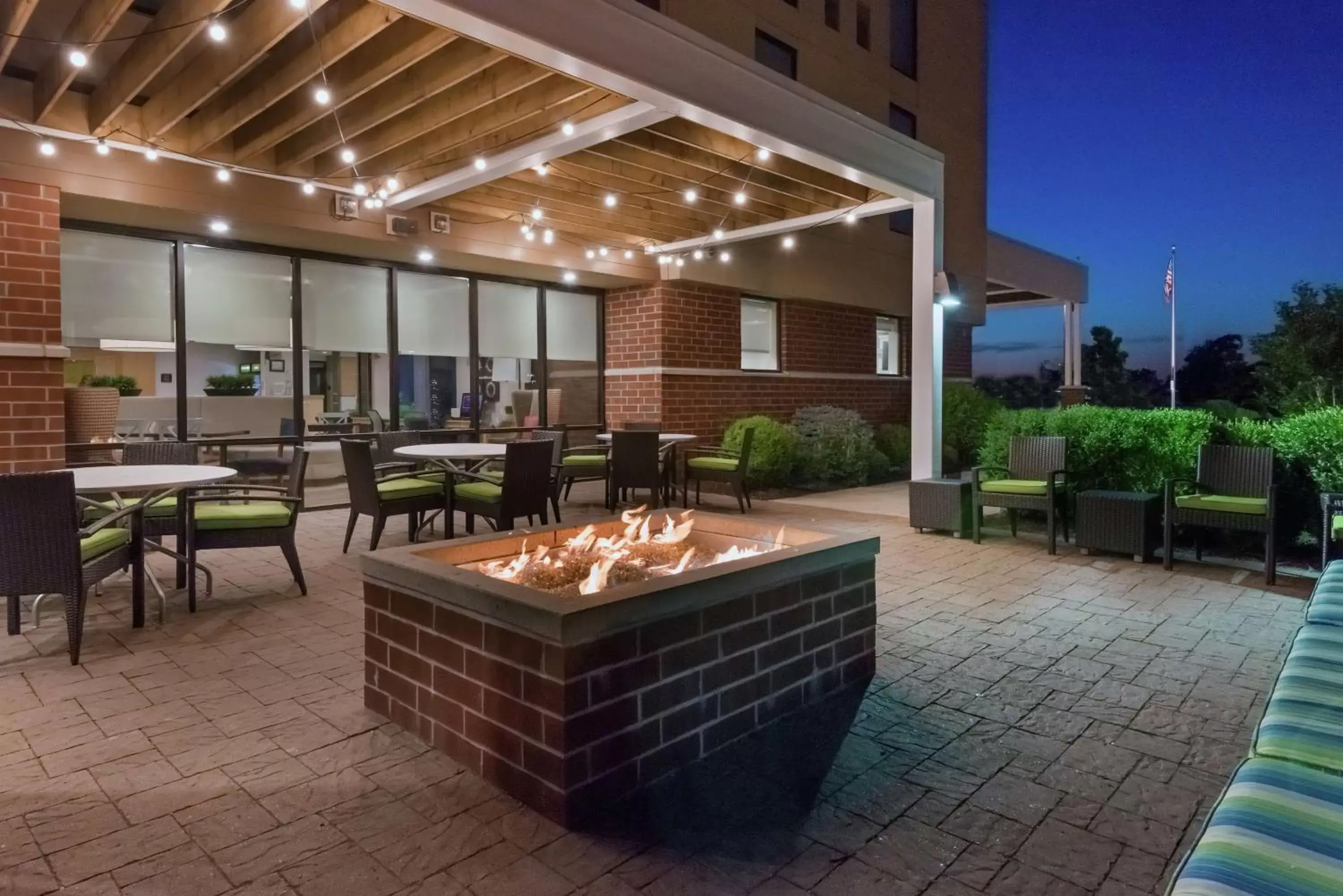 Patio, Restaurant/Places to Eat in Home2 Suites by Hilton Buffalo Airport/ Galleria Mall