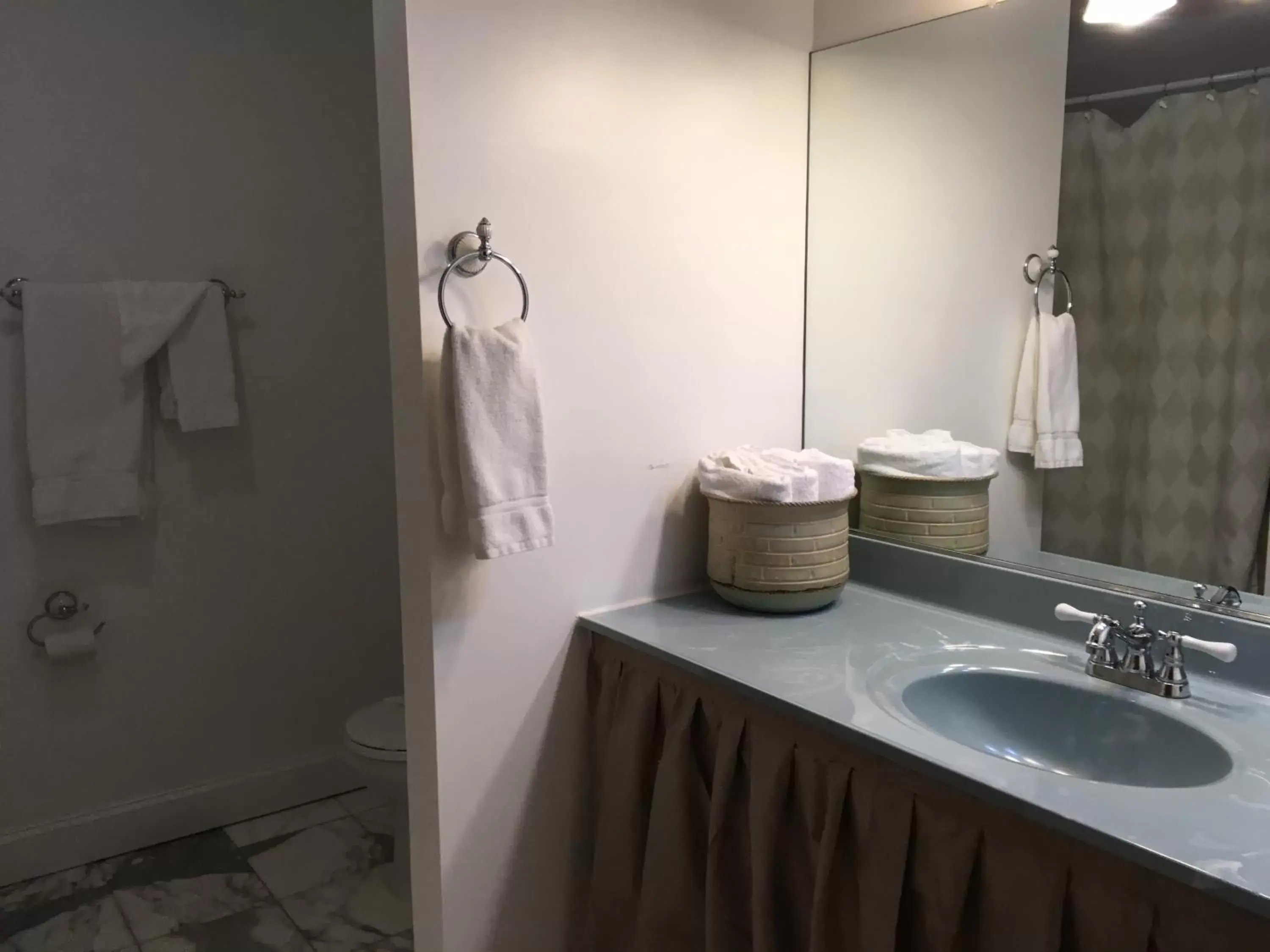 Bathroom in Colts Neck Inn Hotel