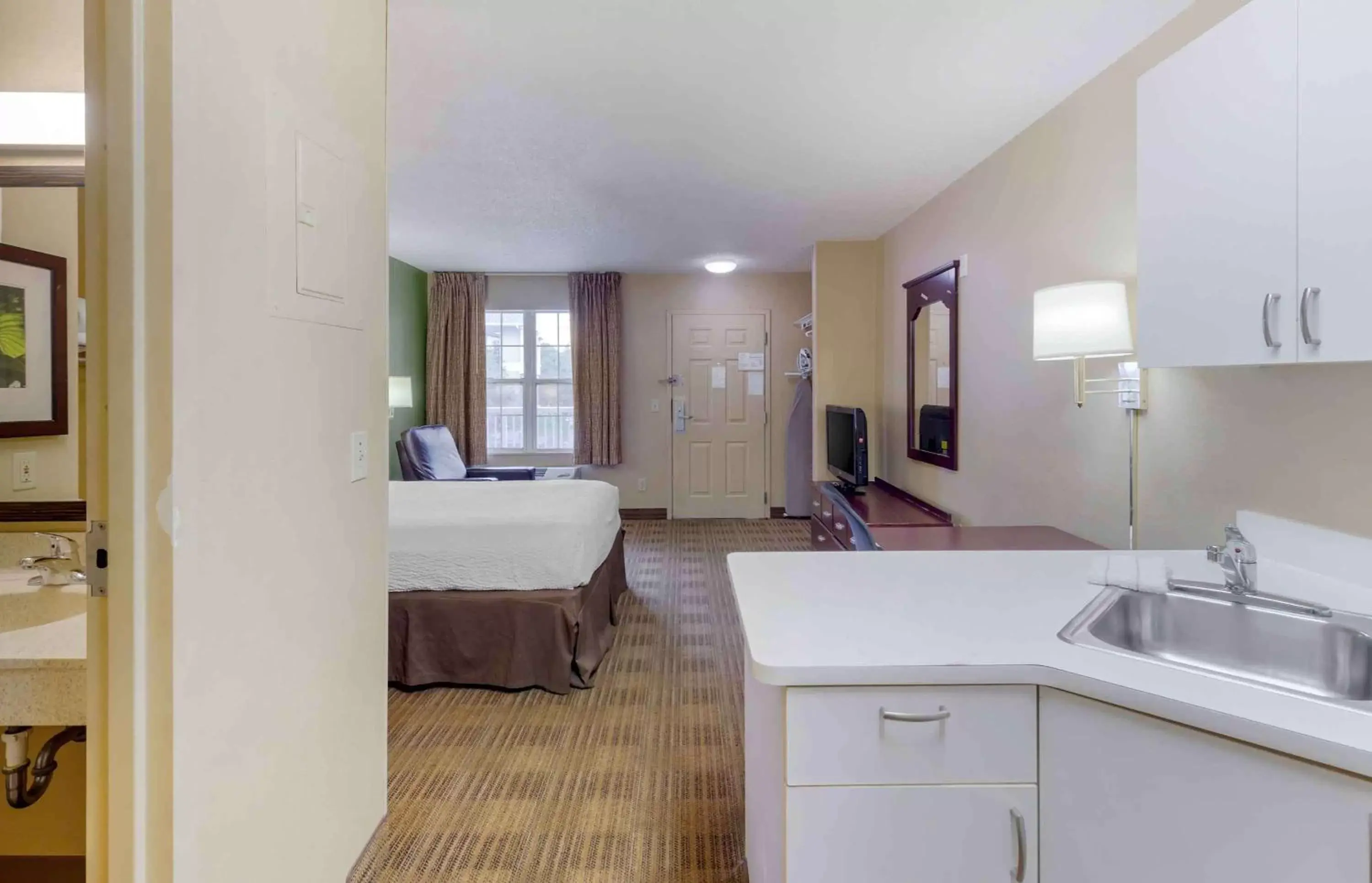 Bedroom, Kitchen/Kitchenette in Extended Stay America Suites - Fayetteville - Owen Dr
