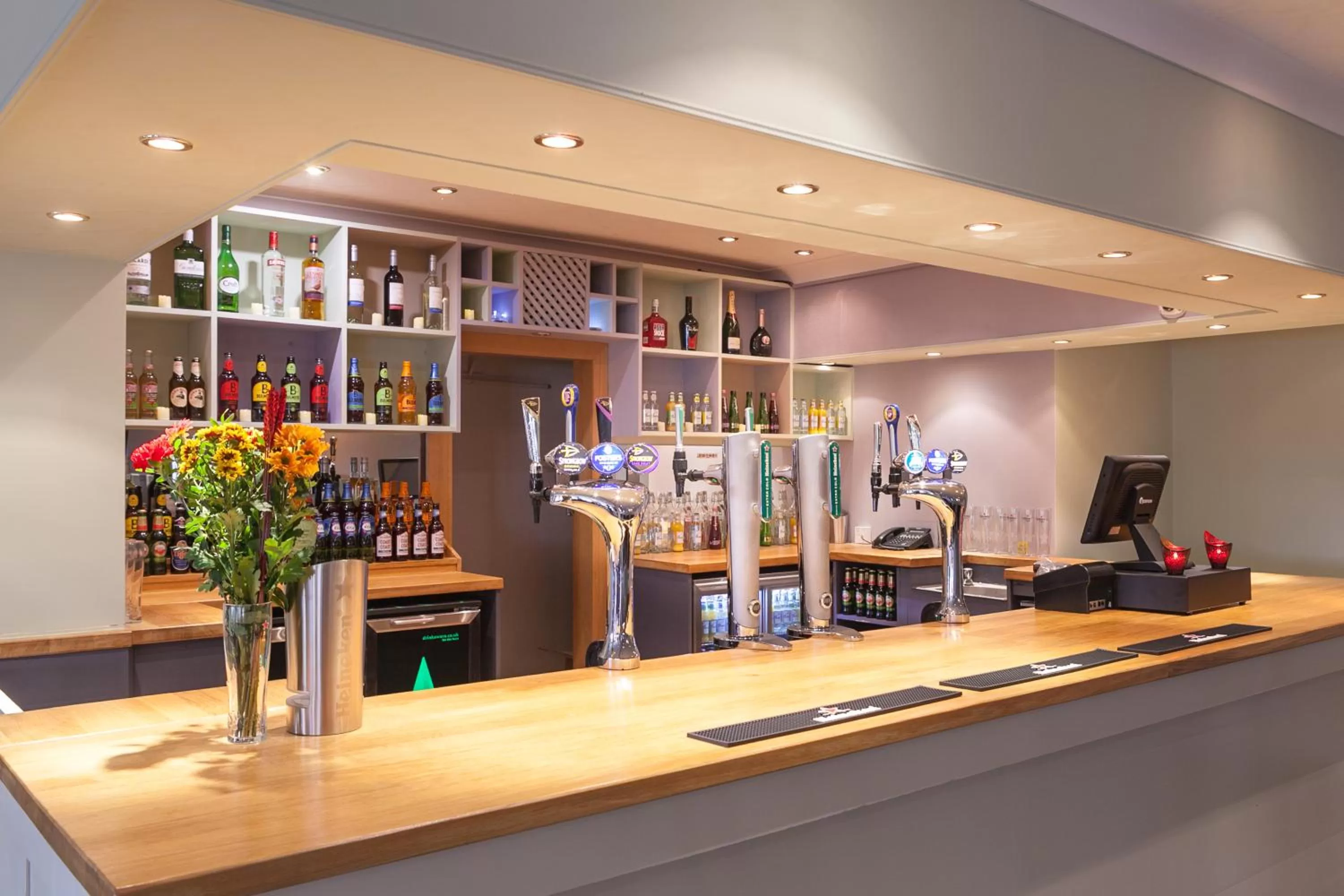 Lounge or bar in Celtic International Hotel Cardiff Airport