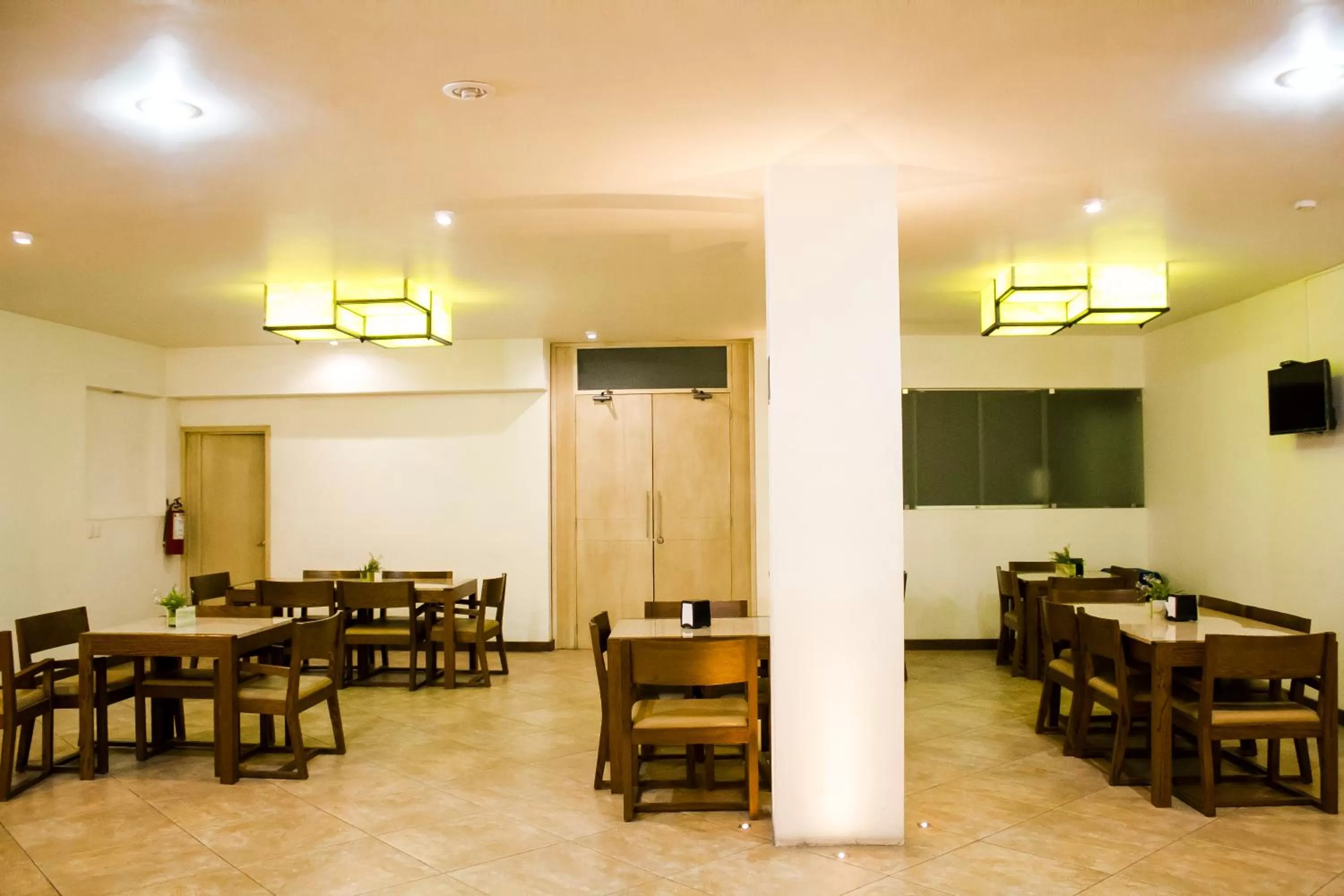 Restaurant/places to eat in Hotel El Monte