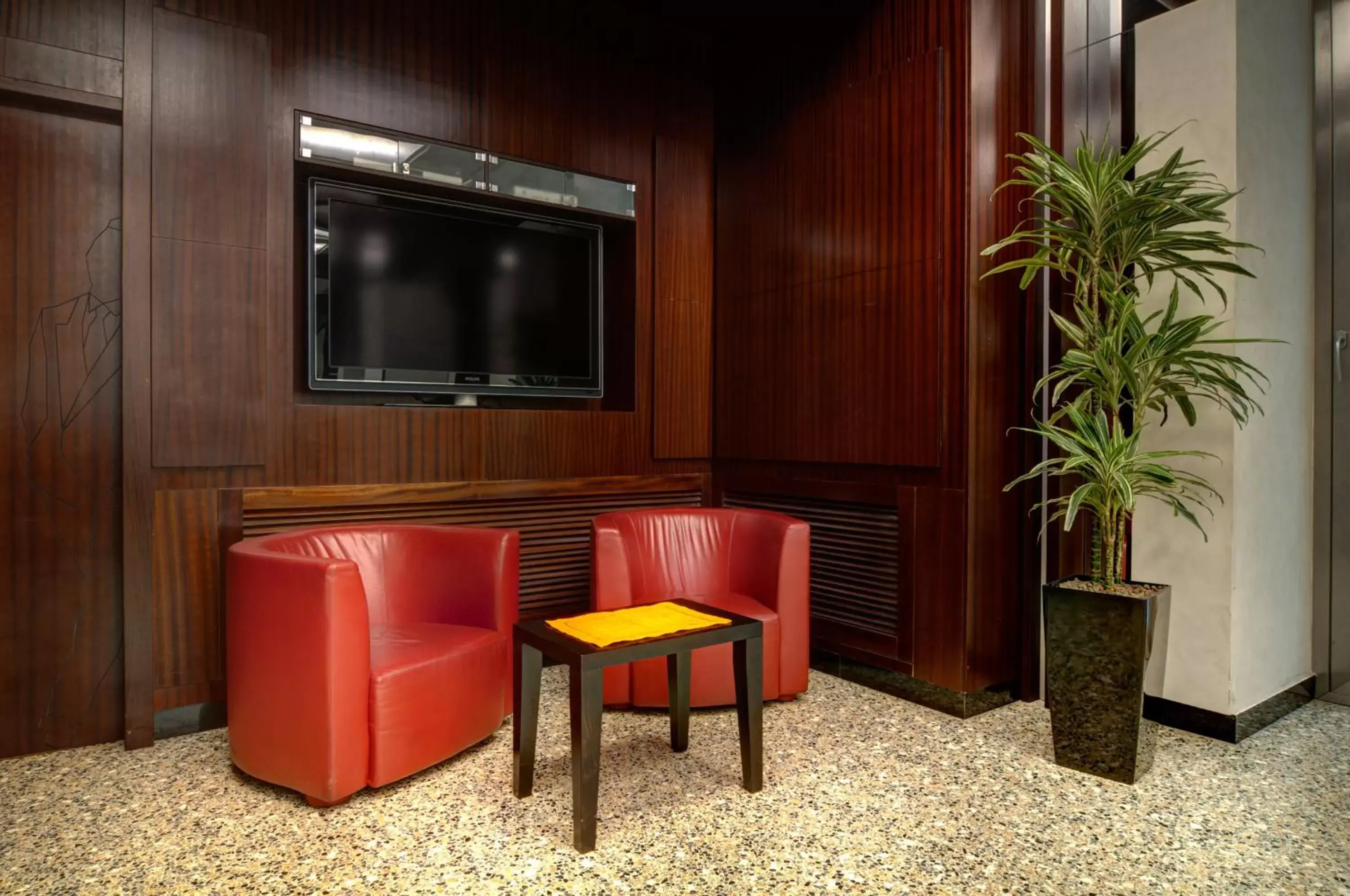 Lobby or reception, TV/Entertainment Center in Hotel Genova